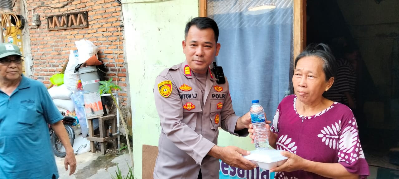 Polsek Kelapa Gading Gelar Aksi Sosial, Bagikan 300 Paket Makanan di Kampung Rawa Indah