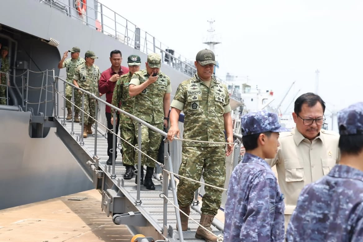 Wapang TNI Dampingi Menhan RI Anugerahkan Satyalancana Dharma Samudera kepada Personel JMSDF