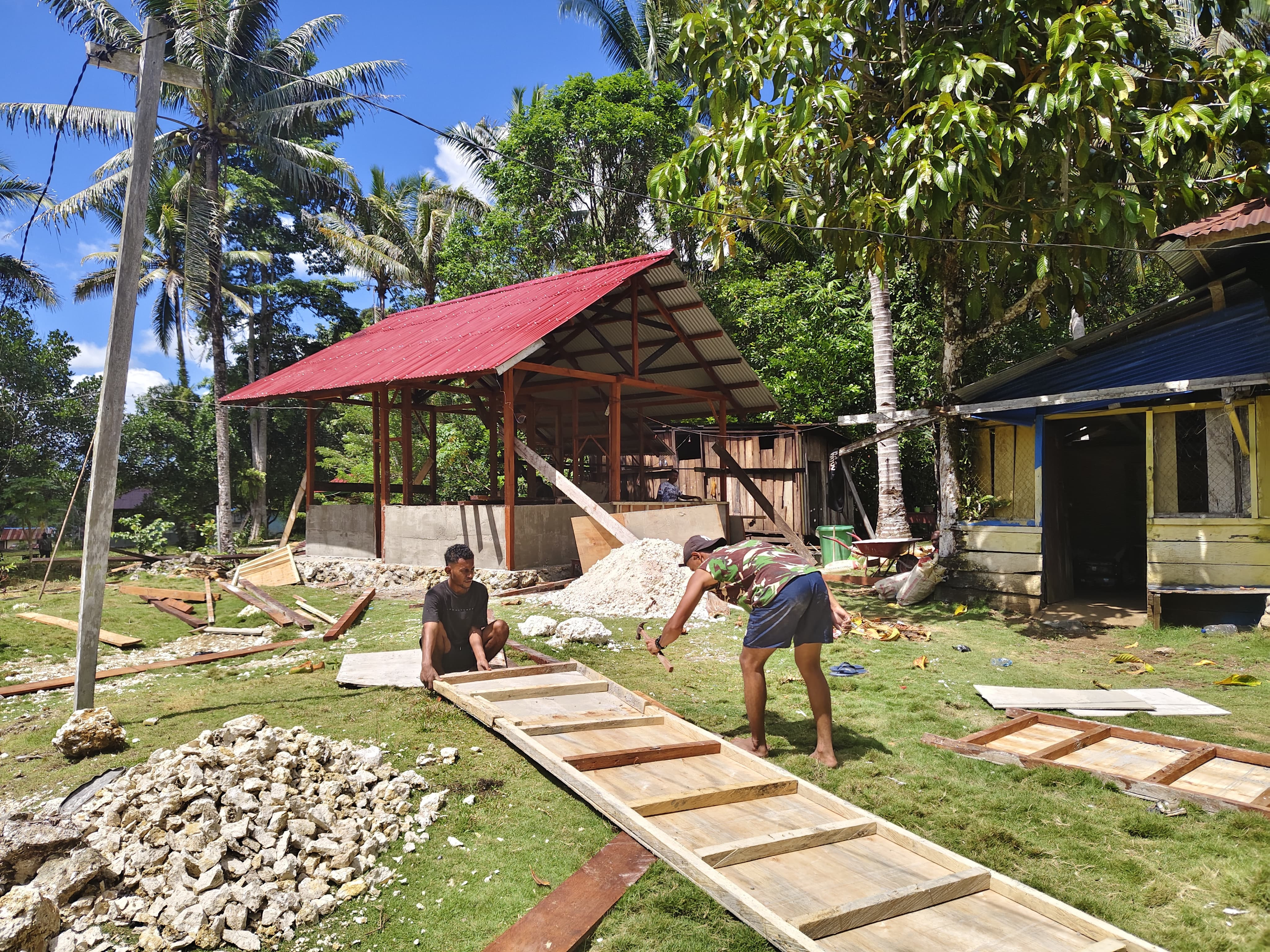 Tak Kenal Lelah! Prajurit TMMD Ke-129 Kodim 1807/Sorong Selatan Kebut Pembangunan Rumah Warga Demi Wujudkan Hunian Layak