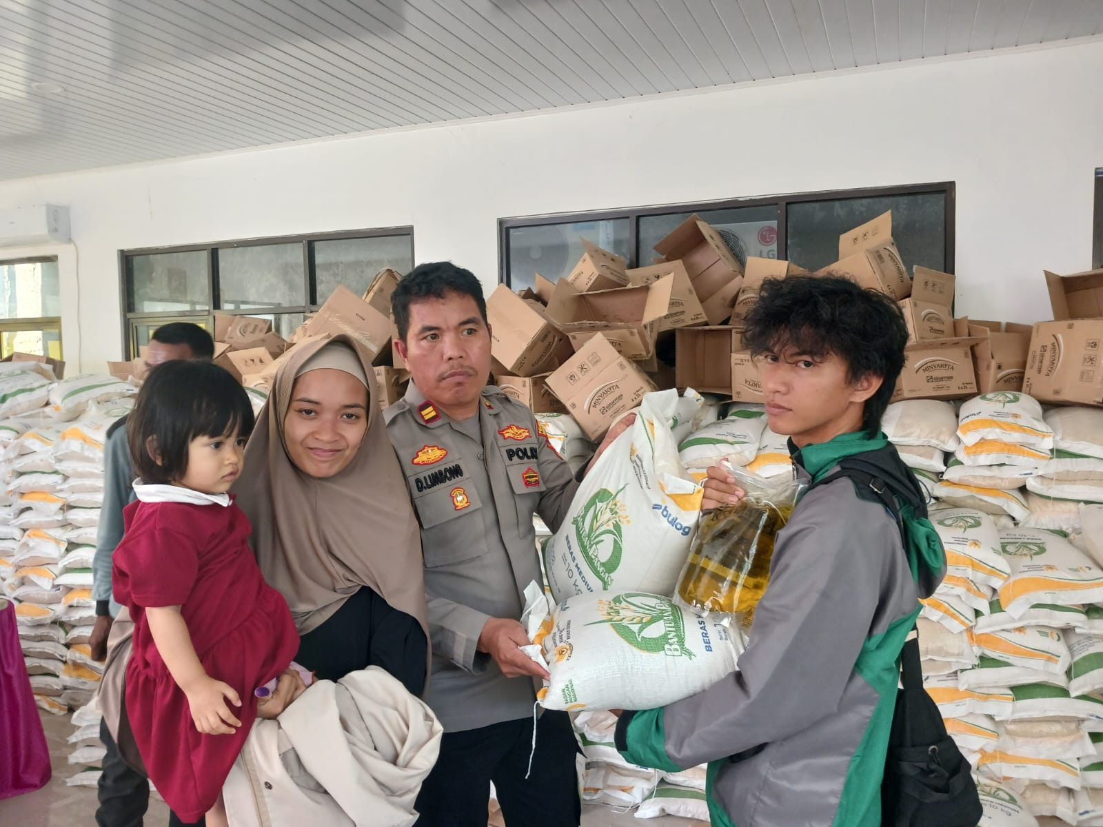 Kawal Distribusi Pangan di Kranggan, Polsek Jatisampurna Pastikan 1.657 KPM Terima Haknya