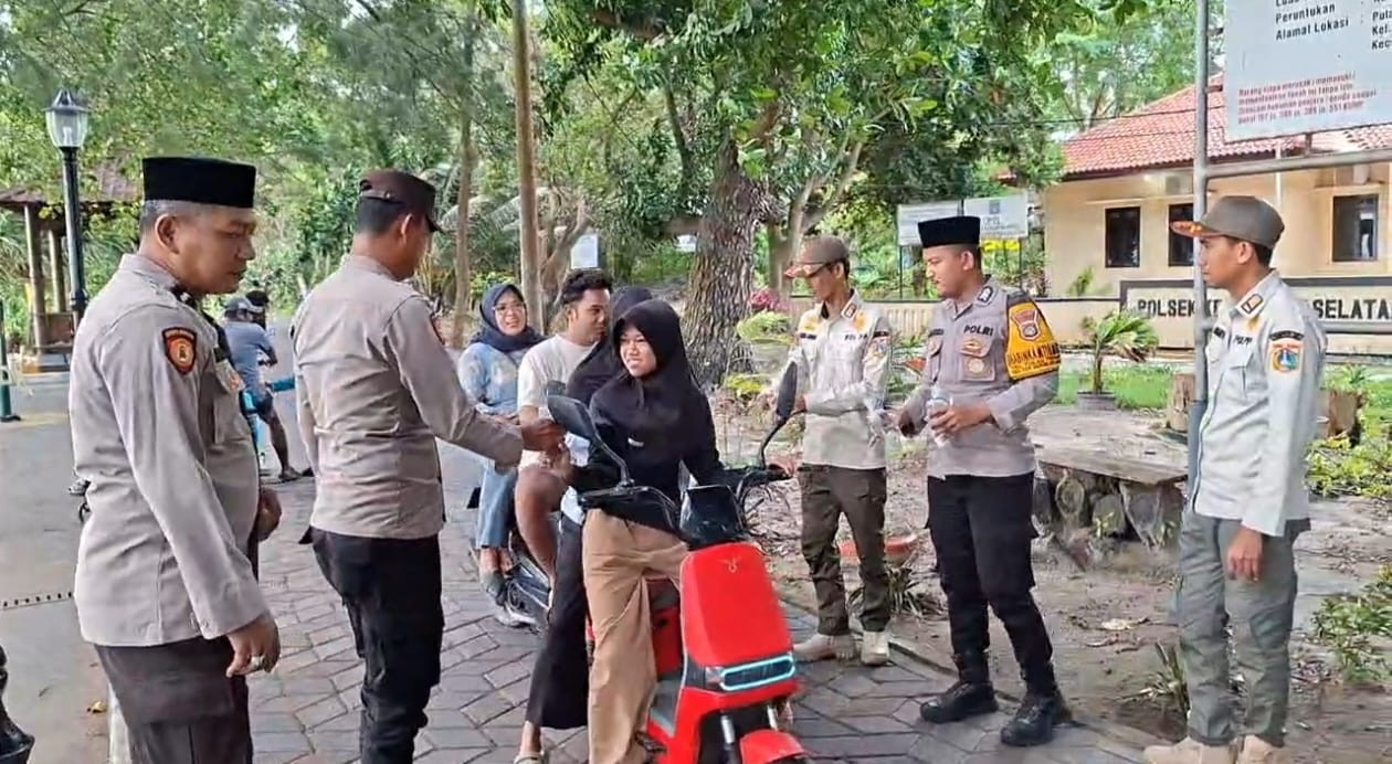 Polsek Kepulauan Seribu Selatan Bersama Satpol PP Bagikan Takjil kepada Warga Pulau Tidung