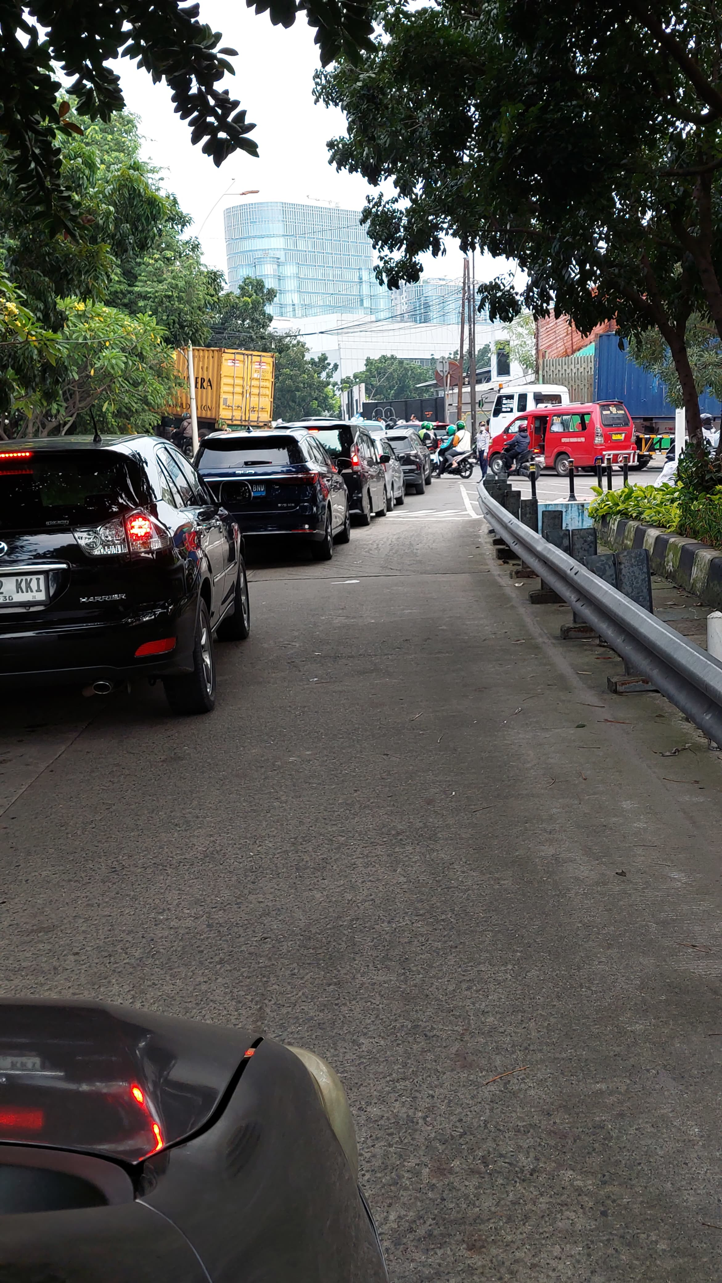 Polisi Sigap Urai Kemacetan Akibat        Truk Kontainer Mogok di Jembatan Pluit Raya