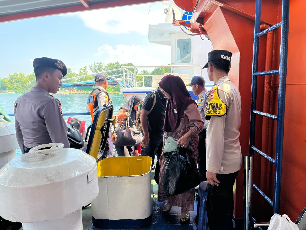 Polres Kepulauan Seribu dan Polsek Jajaran Gelar Strong Point Pengamanan Dermaga, Jaga Aktivitas Wisatawan dan Keberangkatan Kapal
