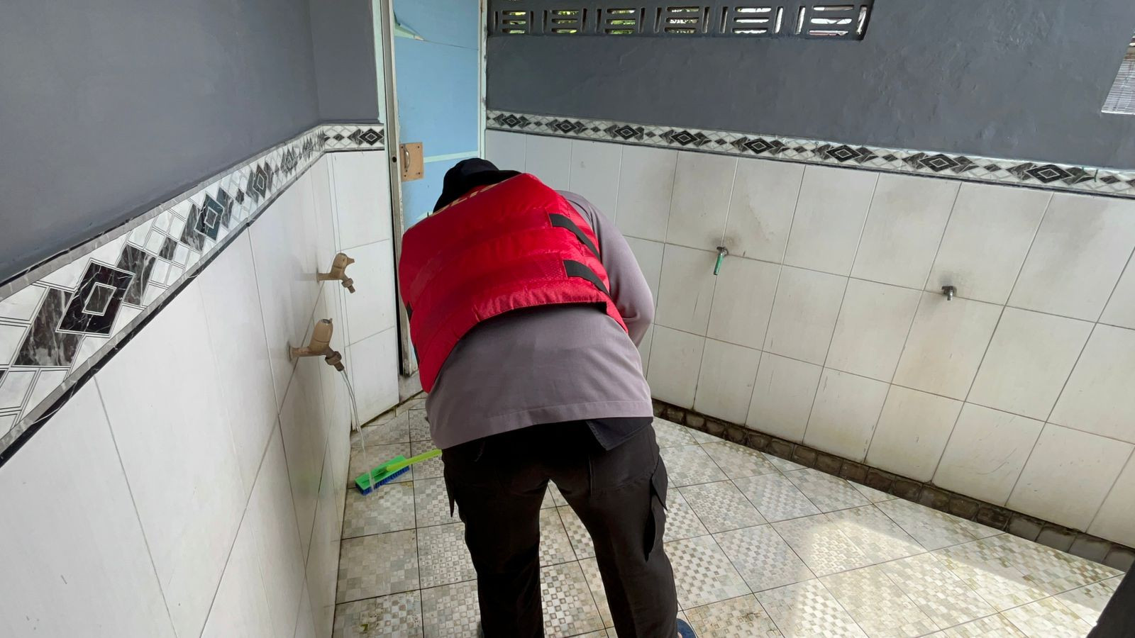 Dit Samapta PMJ Kerja Bakti Kurvey Rumah Ibadah Bentuk Pelayanan ke Masyarakat