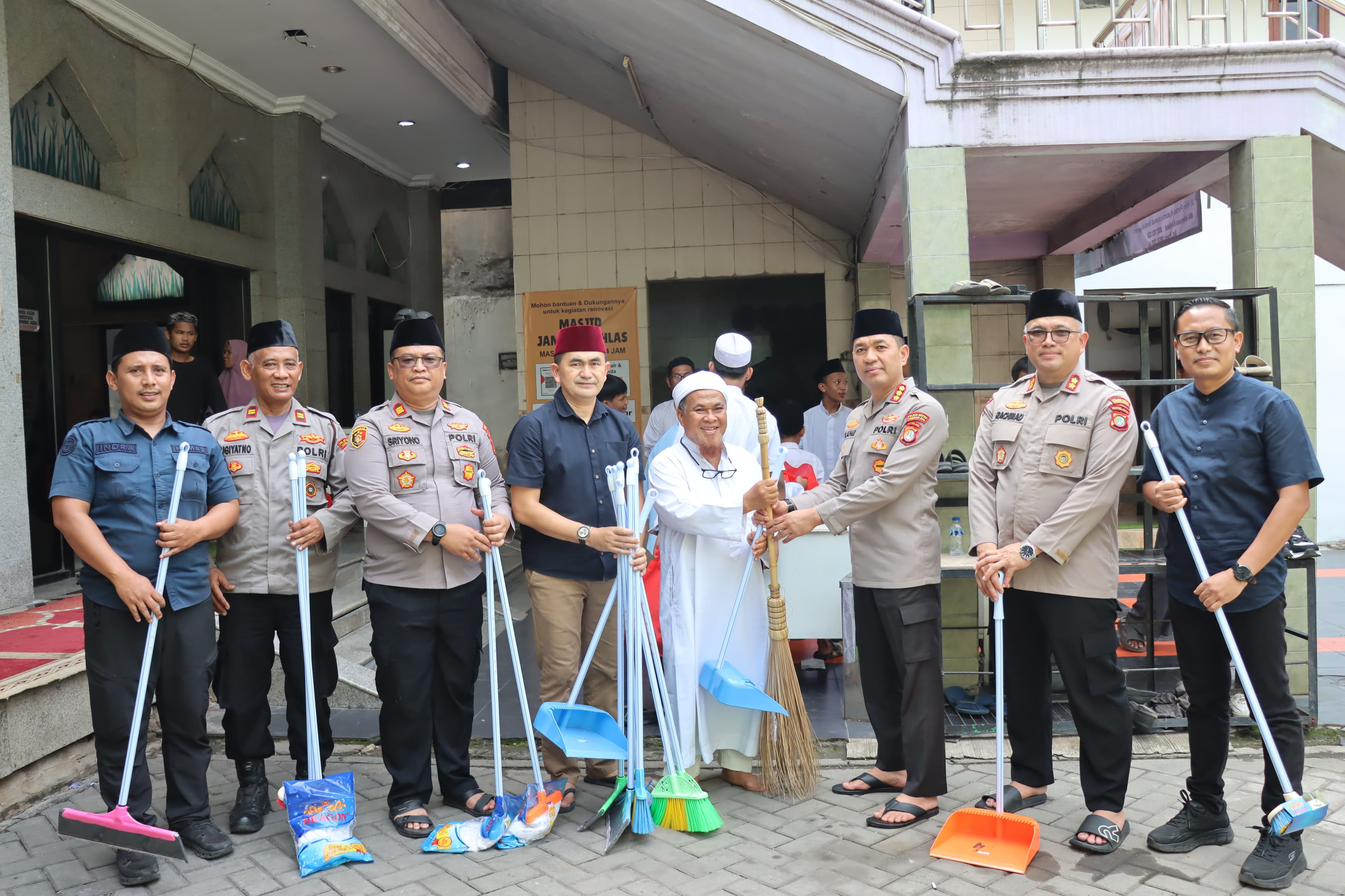 Sentuh Hati Umat, Kapolres Metro Tangerang Kota Gelar Bhakti Religi dan Bersih-Bersih Masjid Sambut Hari Bhayangkara ke-80