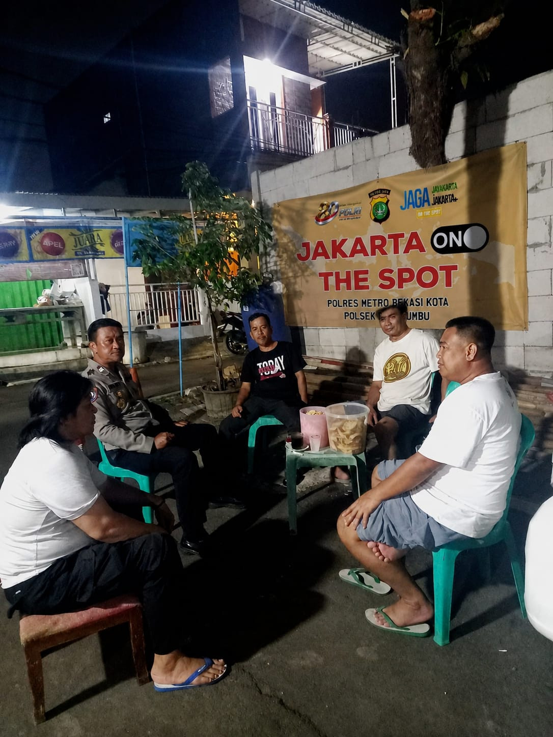 Malam Hari, Polsek Rawalumbu Sambangi Warga Bojong Rawalumbu Lewat Jaga Jakarta On The Spot
