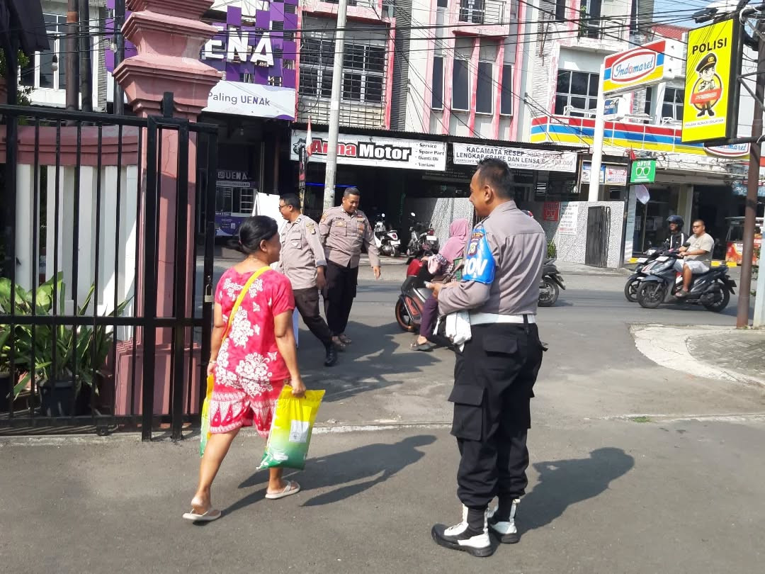 Polsek Bekasi Selatan Gelar Gerakan Pangan Murah, 4 Ton Beras Habis Diserbu Warga