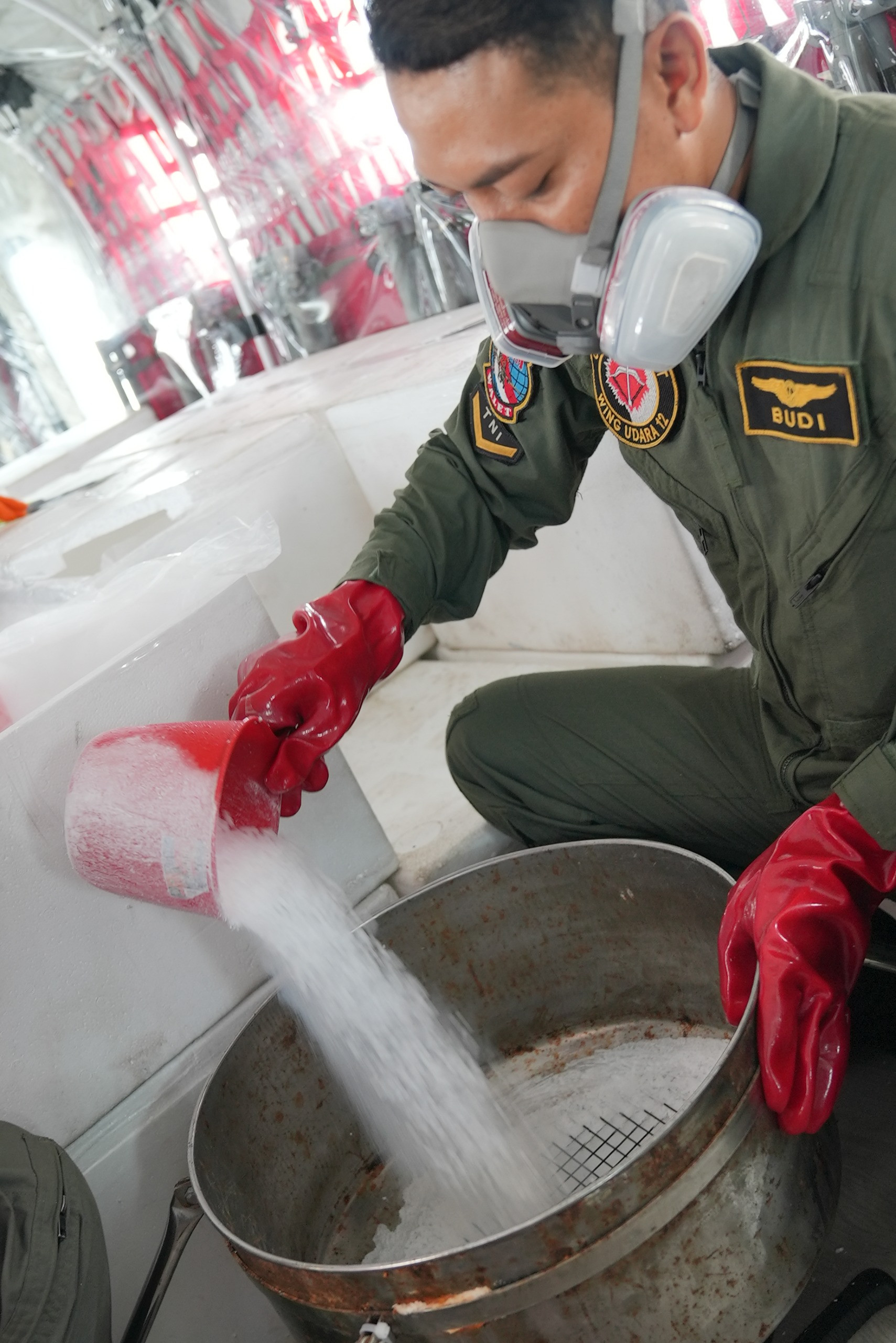 Dukung OMC  di Palembang, TNI Semai 5,4 Ton NaCl dan _Dry Ice_ dari Lanud SMH