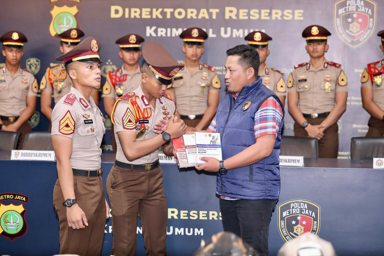 Wadir Reskrimum Polda Metro Jaya Serahkan Referensi Hukum Terbaru kepada 17 Taruna Akpol: Perkuat Profesionalisme Generasi Mendatang