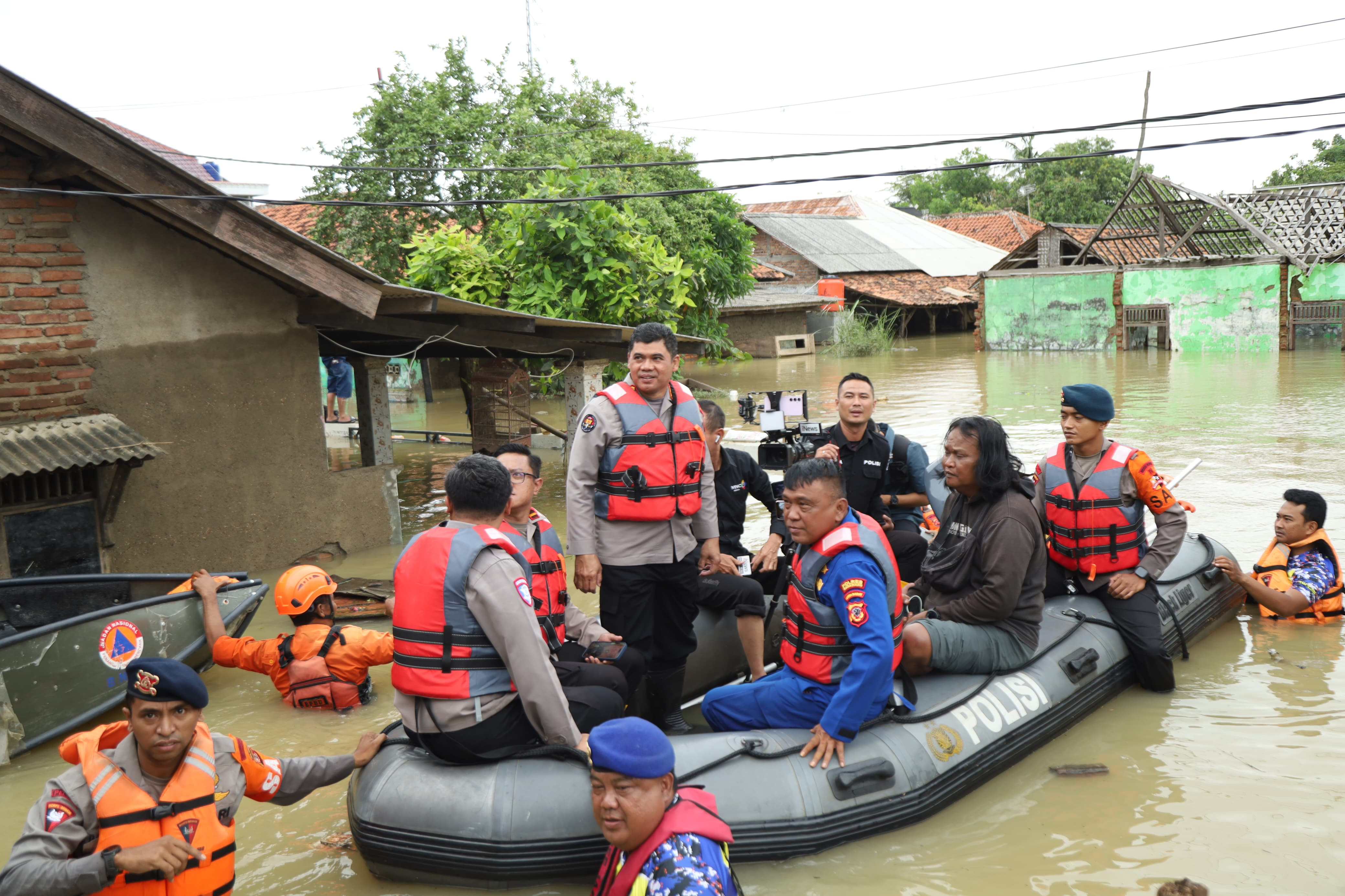 Antisipasi Pencurian Rumah Yang Ditinggalkan Warga,  Serta Konsleting Listrik Saat Banjir, Polda Jabar Terus Intensifkan Patroli  di Karangligar Karawang