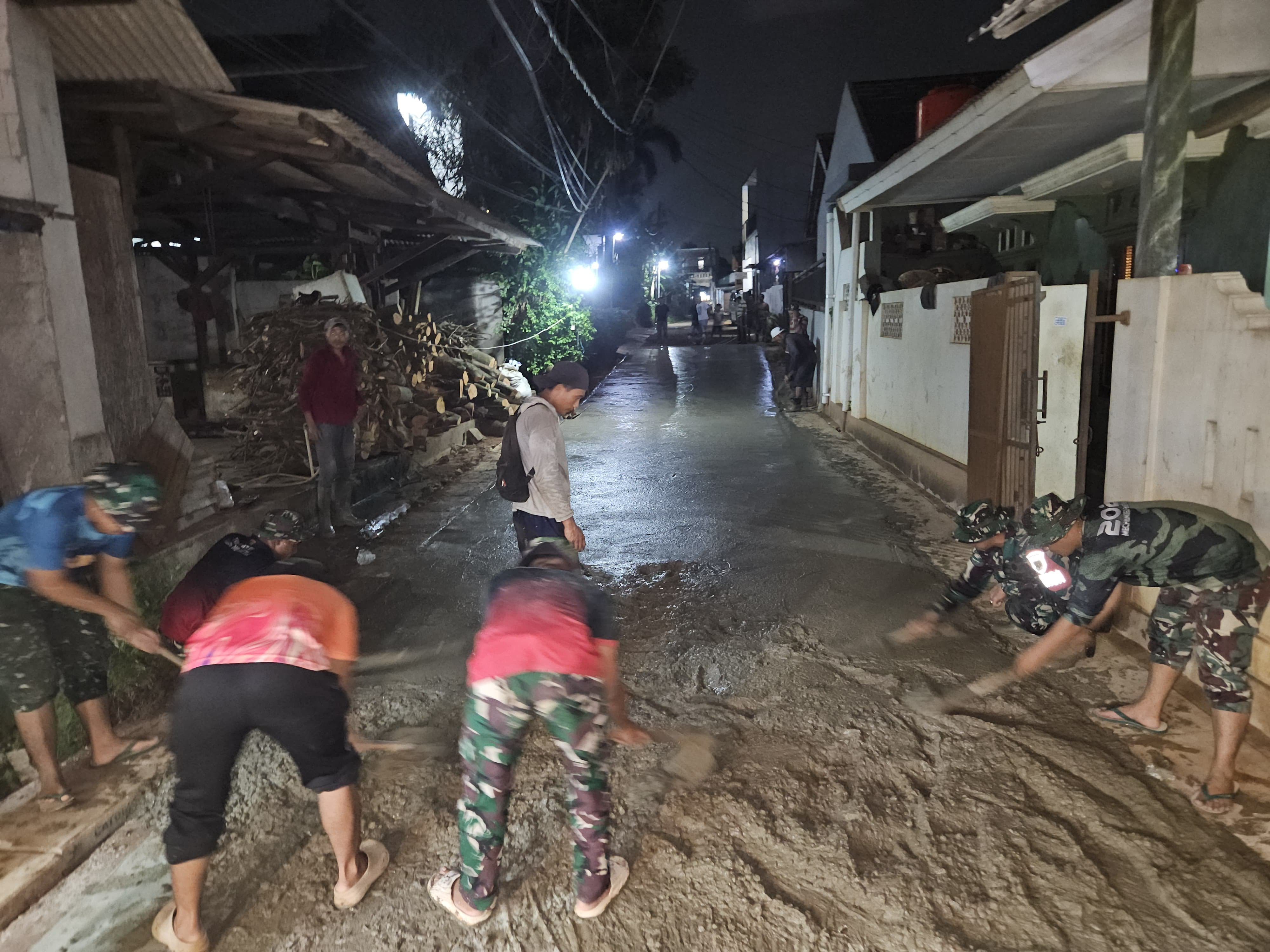 Jelang Penutupan TMMD Ke-128, Satgas dan Warga Kebut Pengecoran Jalan Utama Jl. Simin Gaer Jatirangga