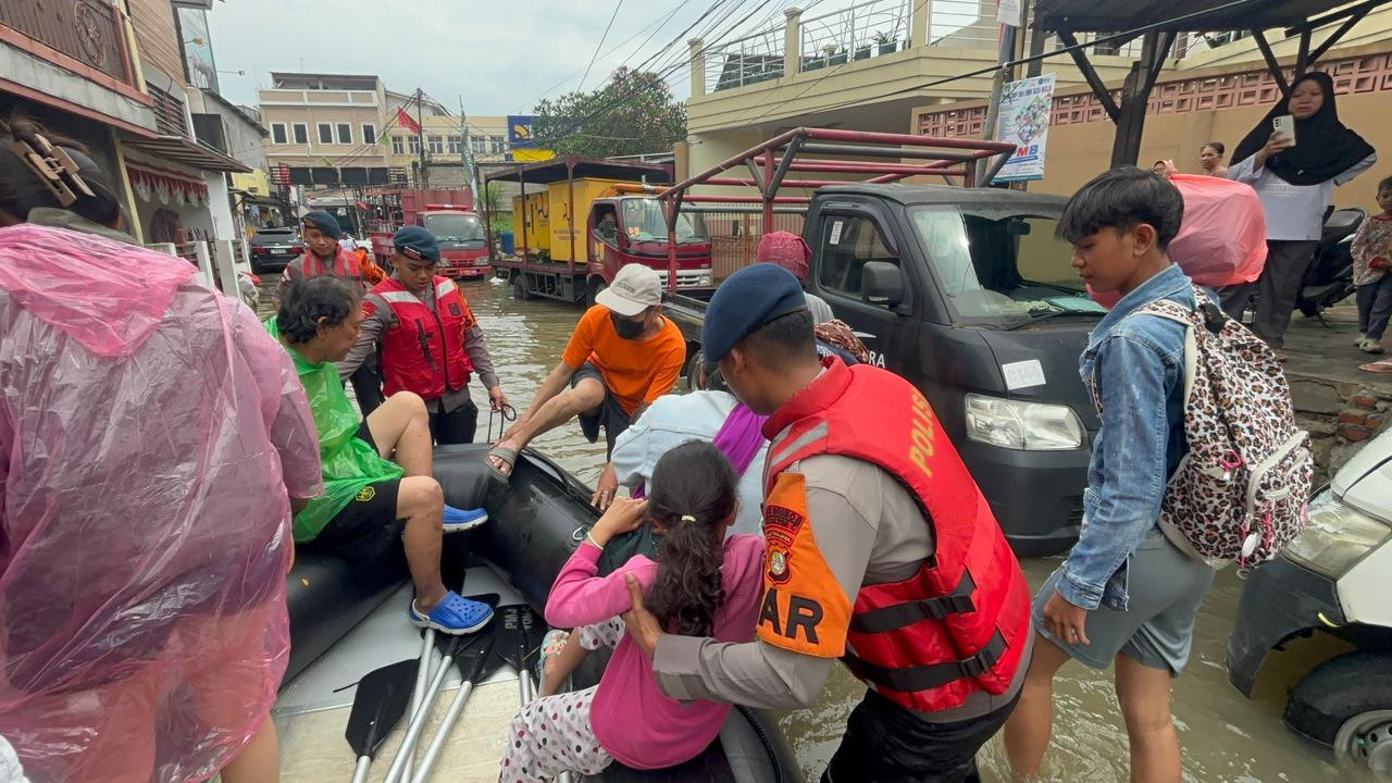 Tim SAR Brimob Metro Jaya Bantu Evakuasi Warga Terdampak Banjir di Tangerang