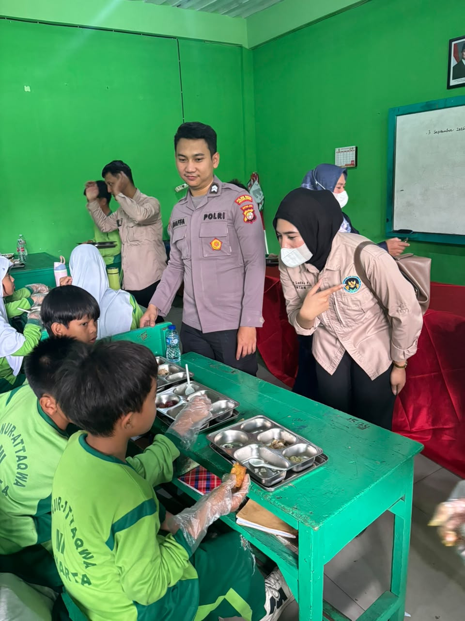 Polres Metro Jakarta Utara Uji Coba MBG Sistem Prasmanan di Siswa MI Nur At-Taqwa Bisa Ambil Makanan Sesuai Porsi