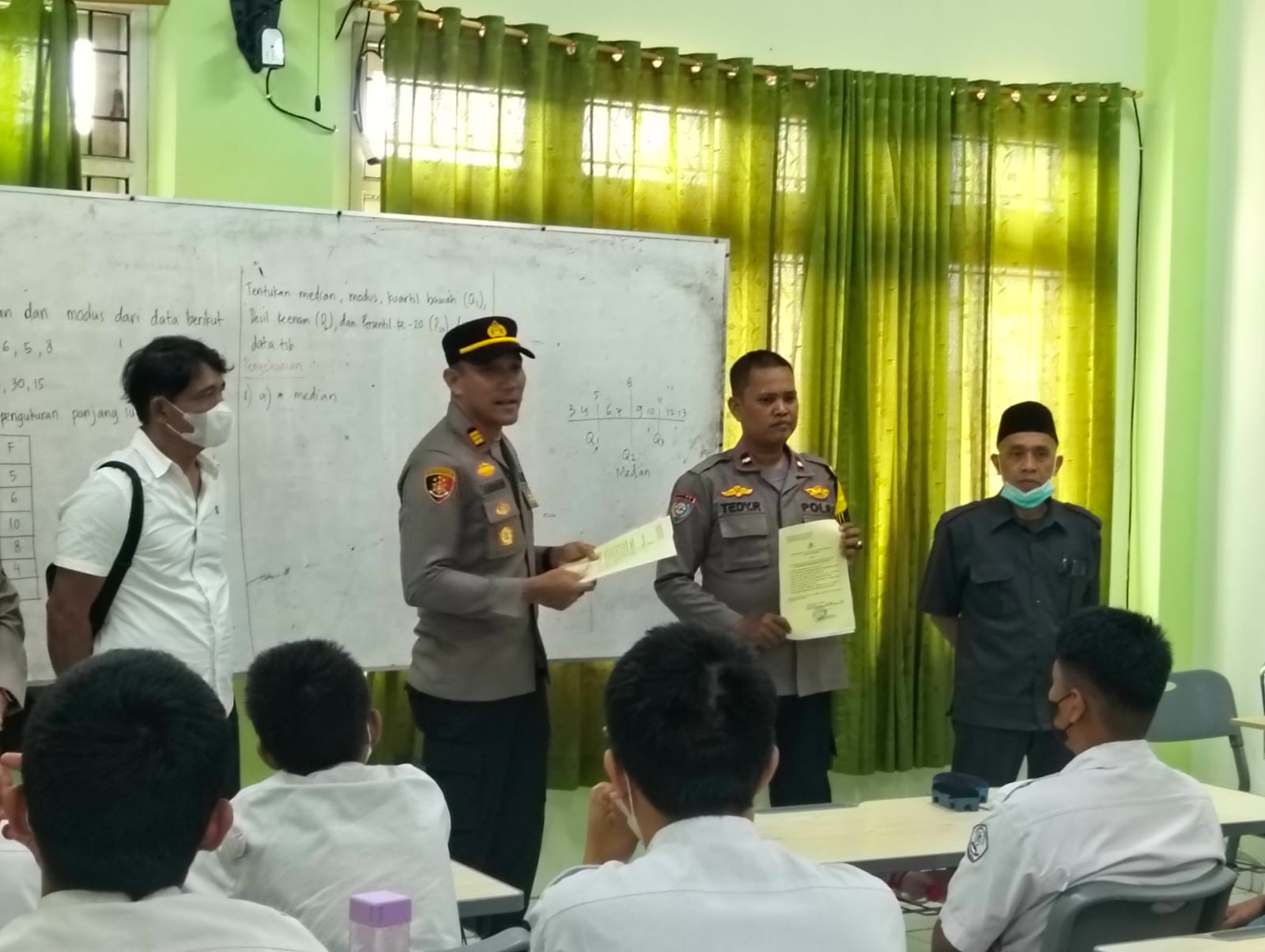 Secara Serentak Kapolsek Bekasi Barat Pimpin Sosialisasi Maklumat Kapolres, Jaga Pelajar dari Pengaruh Negatif