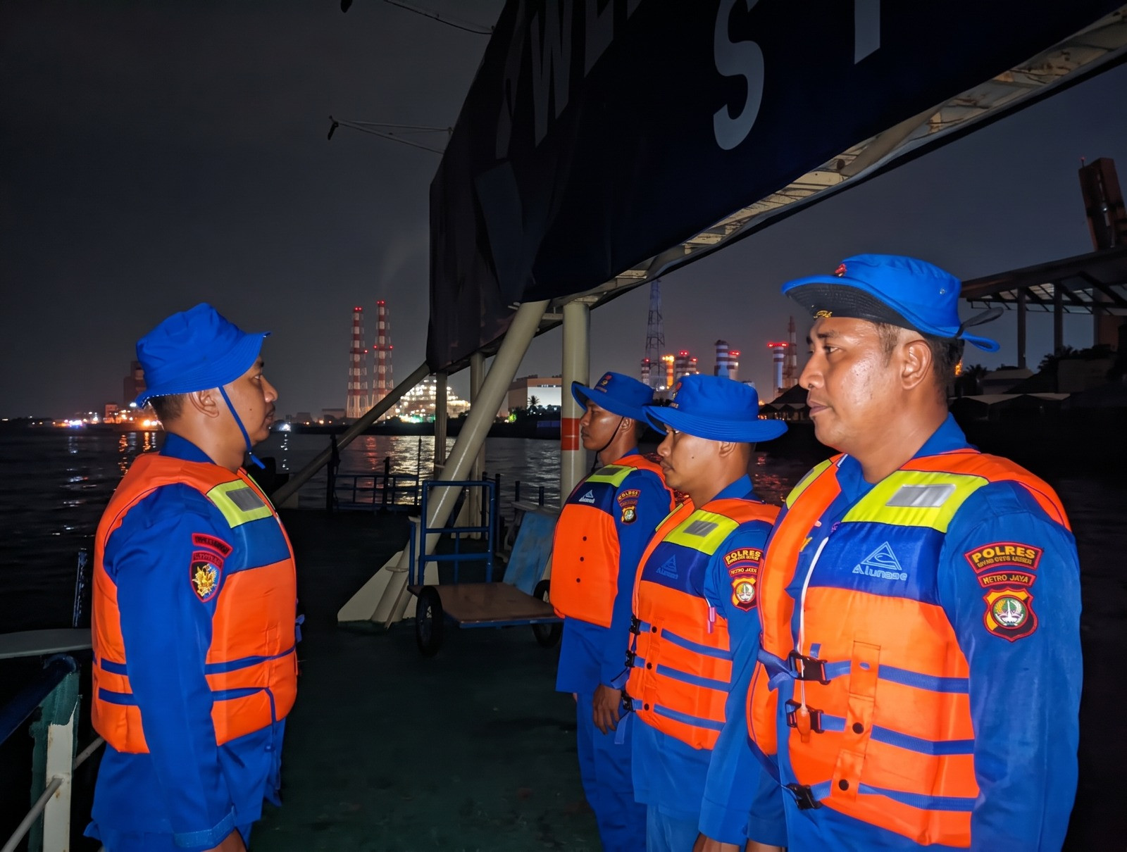 Jakarta On The Spot, Patroli Laut Malam Satpolairud Polres Kepulauan Seribu Sambangi Nelayan dan Sosialisasikan Layanan Polisi 110