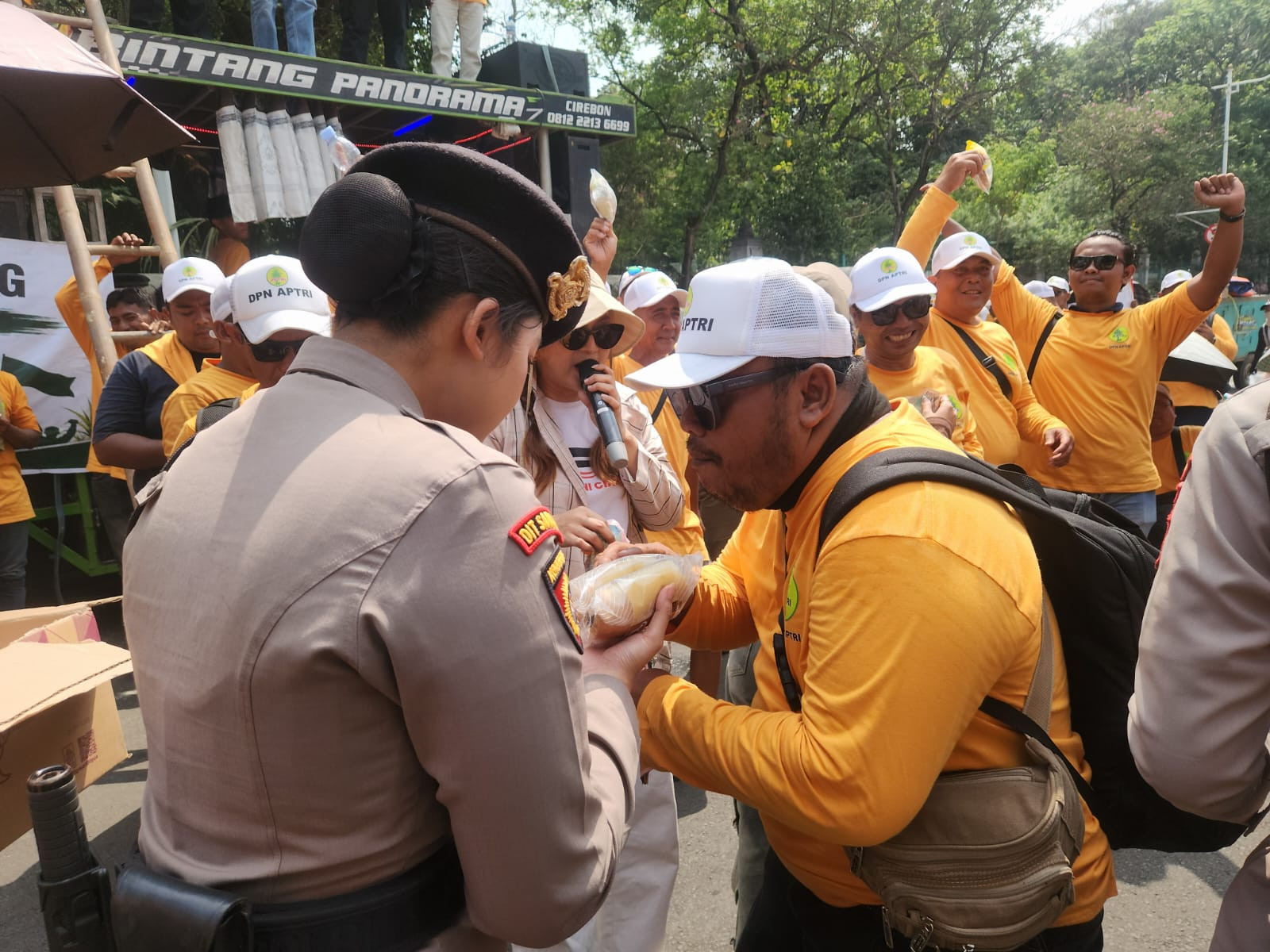 Polisi Bagikan Roti dan Air Mineral ke Massa Aksi Petani Tebu di Monas