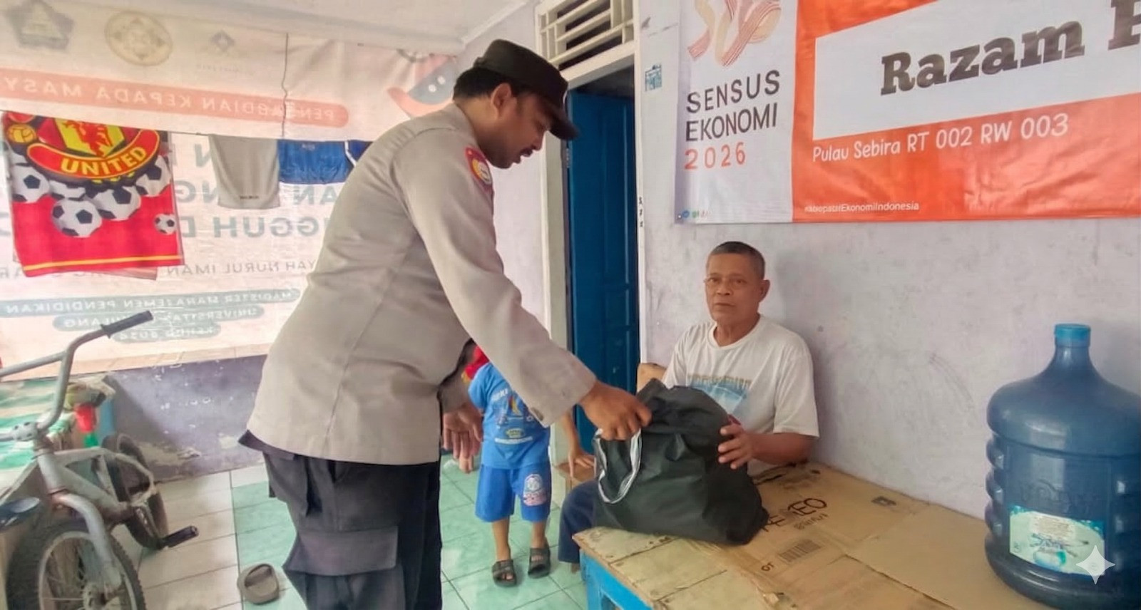 Jumat Peduli, Bhabinkamtibmas Pulau Sabira Berikan Bantuan Sembako dan Santunan kepada Lansia Dhuafa