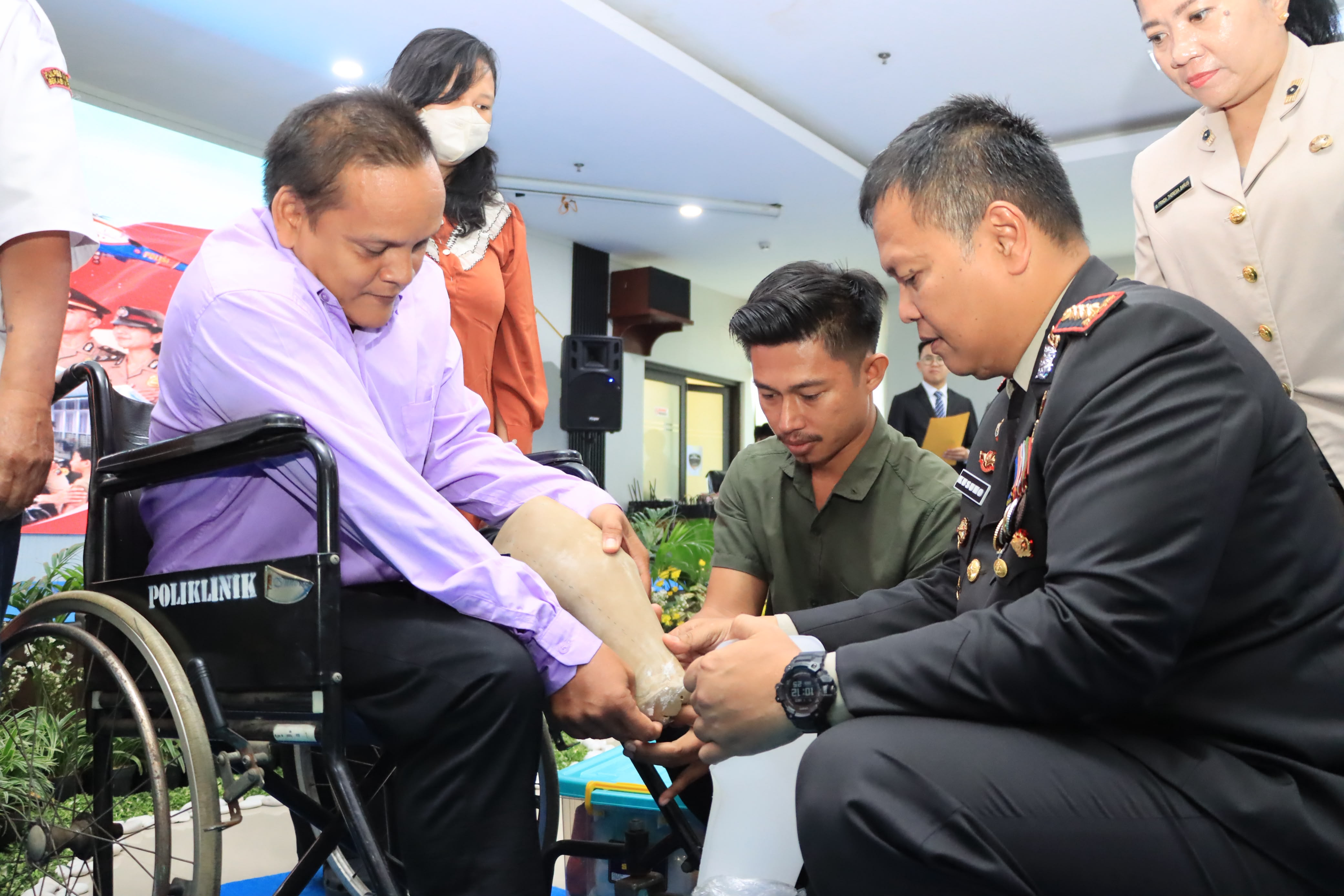 Sentuhan Humanis Hari Bhayangkara ke-80, Kapolres Metro Bekasi Kota Serahkan Bantuan Kaki Palsu