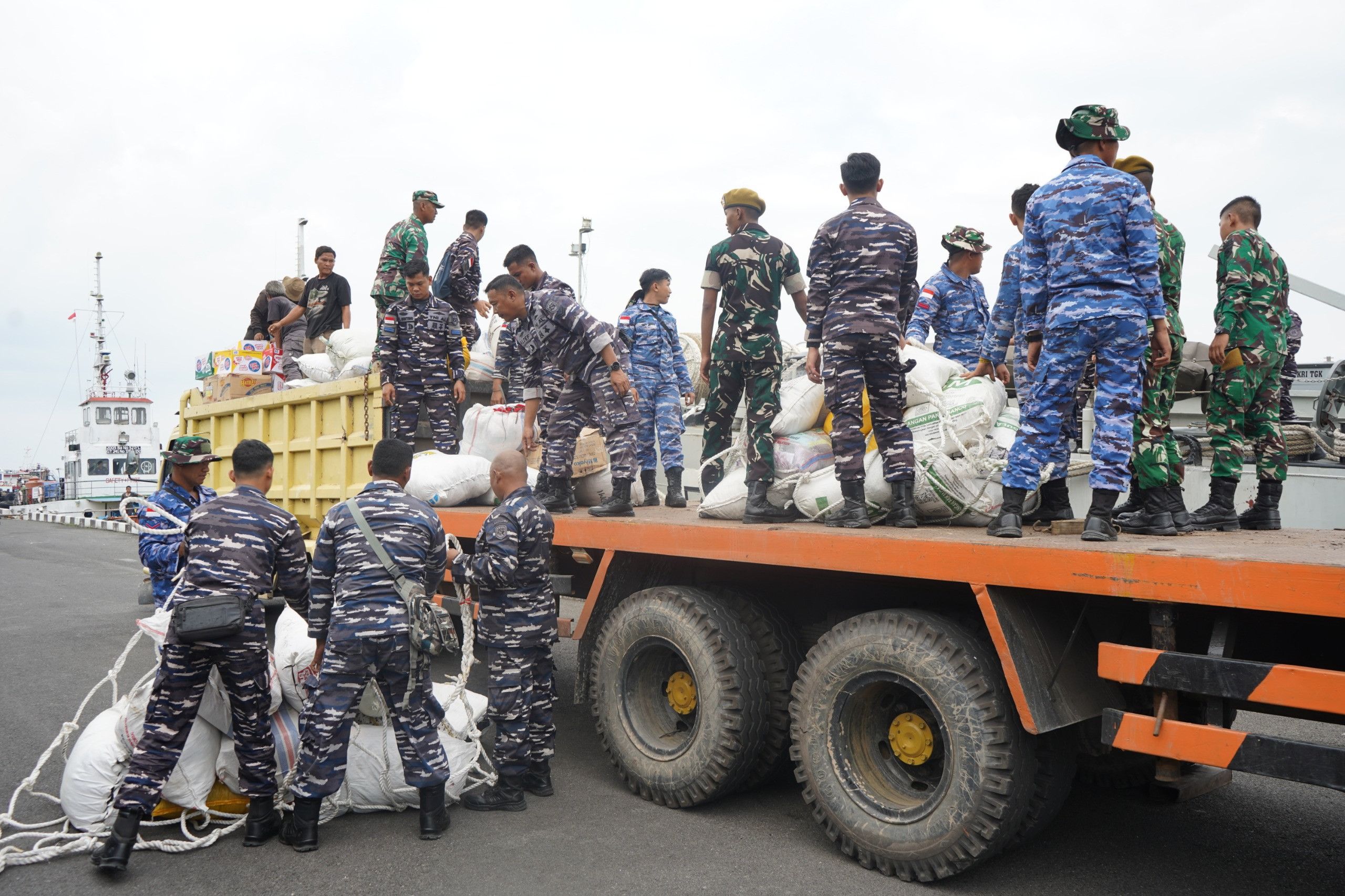 200 Ton Bantuan Kemanusiaan Dari Riau Dikirim TNI AL Menuju Aceh Dengan KRI Teluk Gilimanuk-531