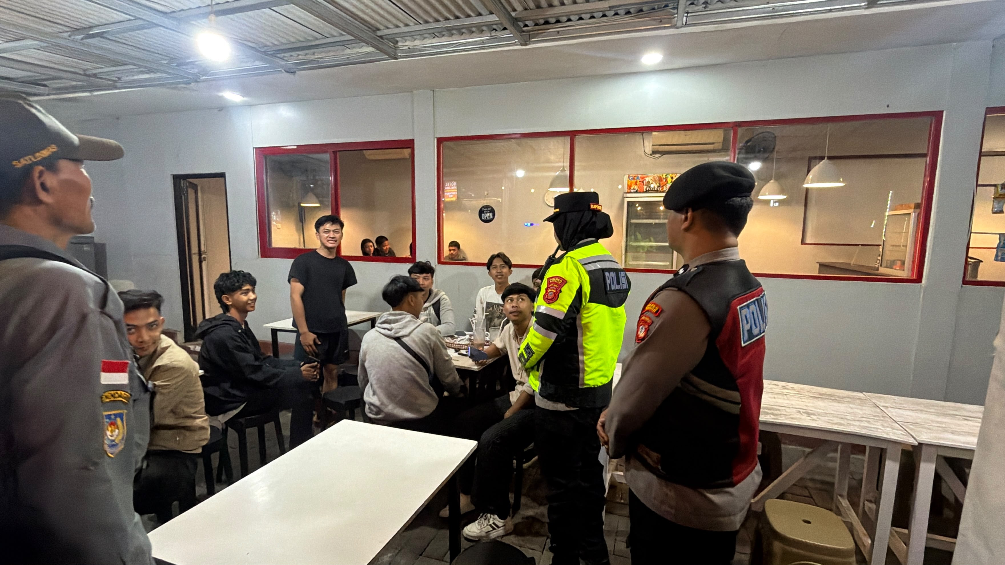 Kapolsek Megamendung Pimpin Patroli Gabungan : Tegaskan Komitmennya Berantas Miras dan Gangguan Kamtibmas