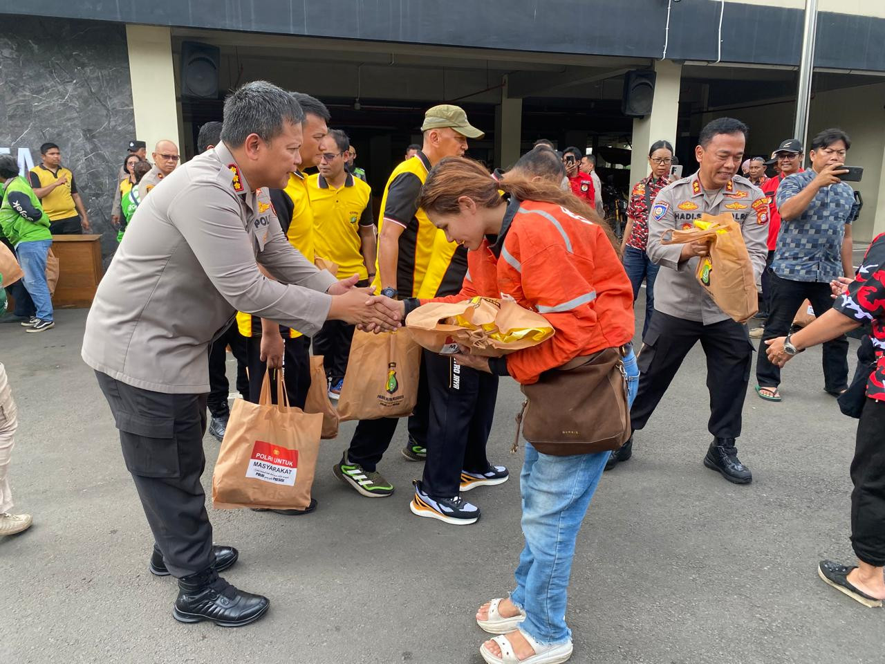 Wujud Polri Humanis, Polres Metro Bekasi Kota Bagikan Paket Sembako bagi Pengemudi Ojol