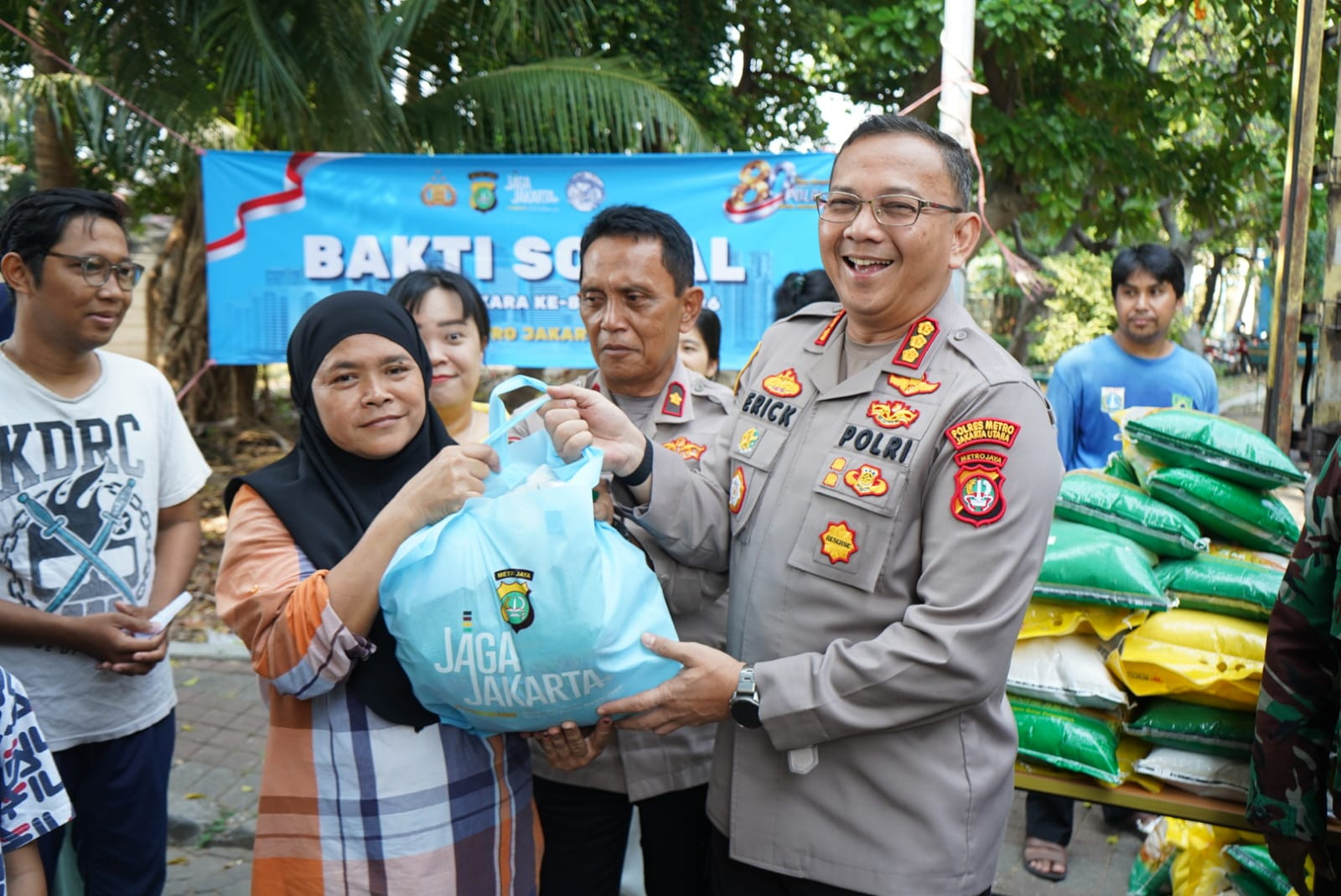 Sambut Hari Bhayangkara ke-80, Polres Metro Jakarta Utara Salurkan 1.000 Paket Sembako di Koja
