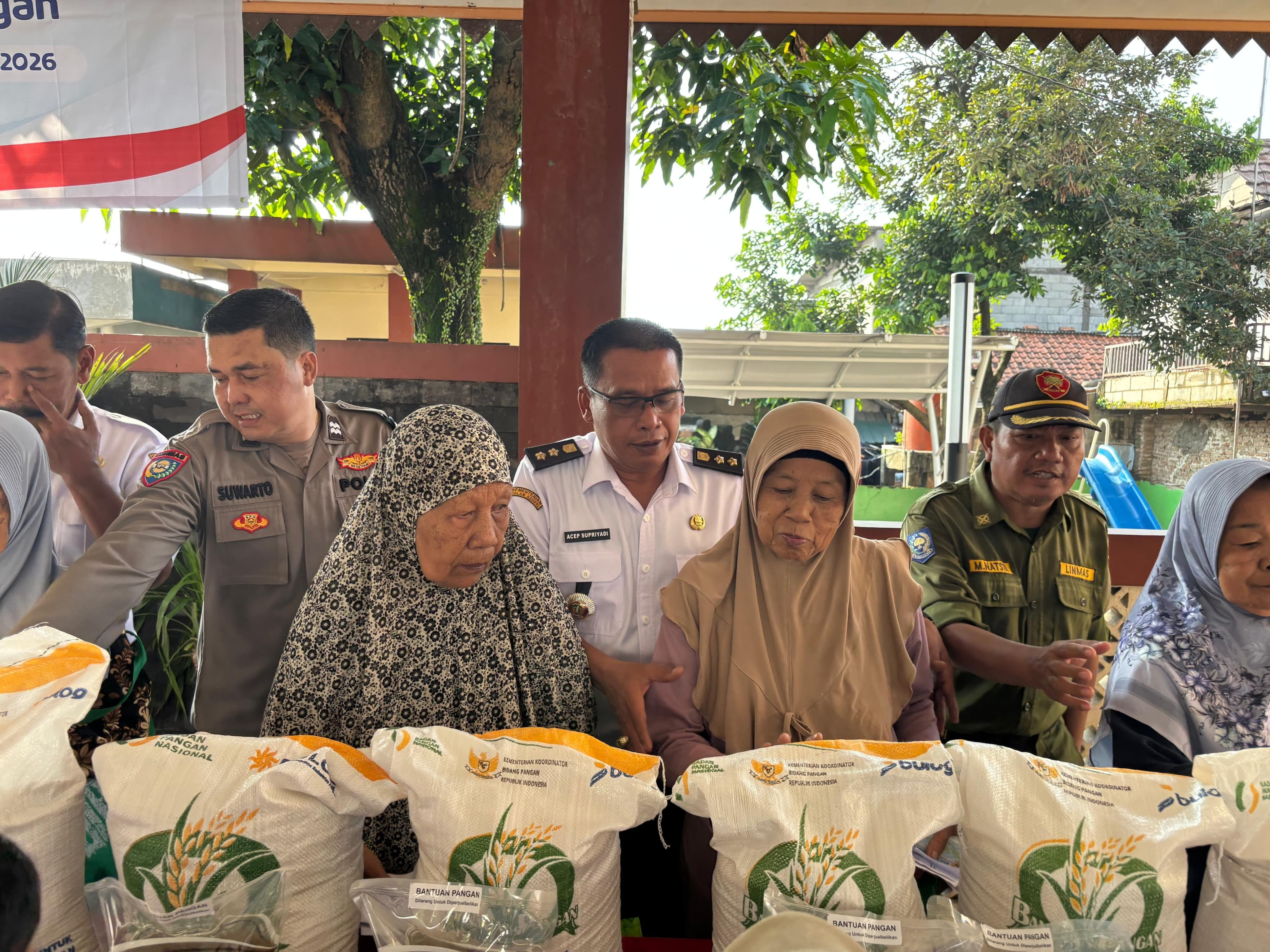 Pengamanan dan Monitoring Penyaluran Bantuan Pangan di Kelurahan Cikiwul Berjalan Aman dan Lancar