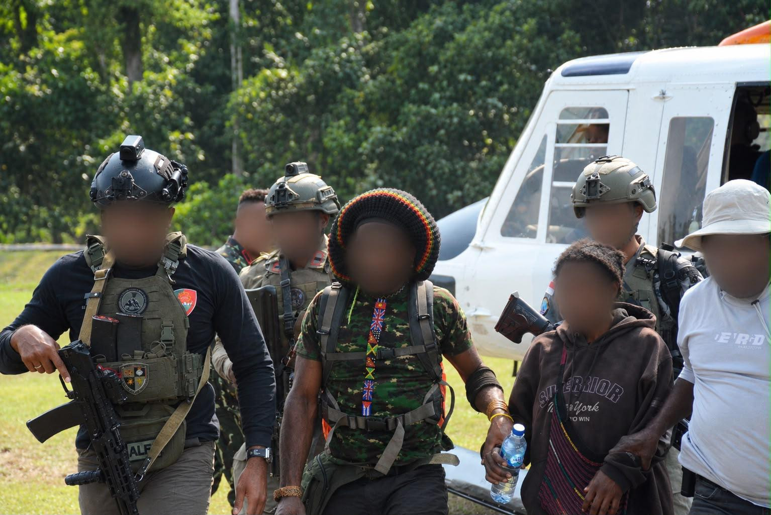 Satgas Kepolisian Ops Damai Cartenz-2026, Polres Mimika, dan Tokoh Masyarakat Berhasil Evakuasi Korban Sandera KKB dari Kampung Bela 1 ke Timika