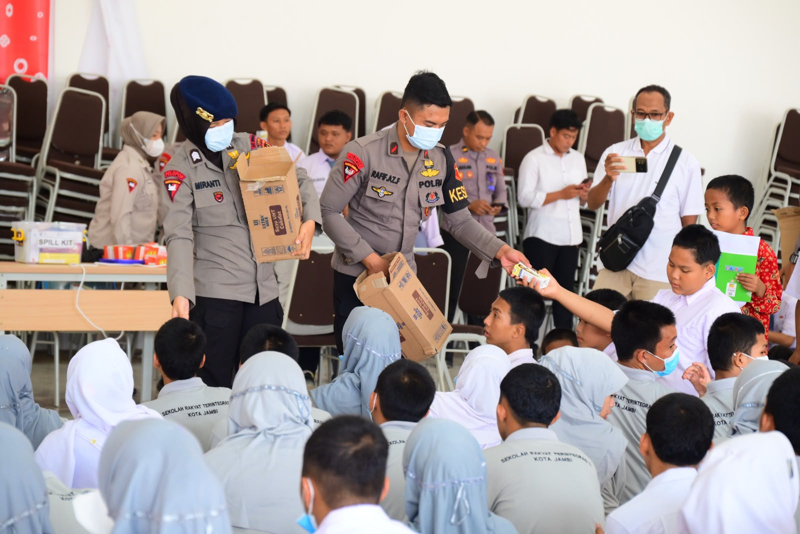 Di Tengah Kabut Asap Karhutla, Brimob Polda Jambi Beri Motivasi serta Perhatian Kesehatan Pelajar Sekolah Rakyat