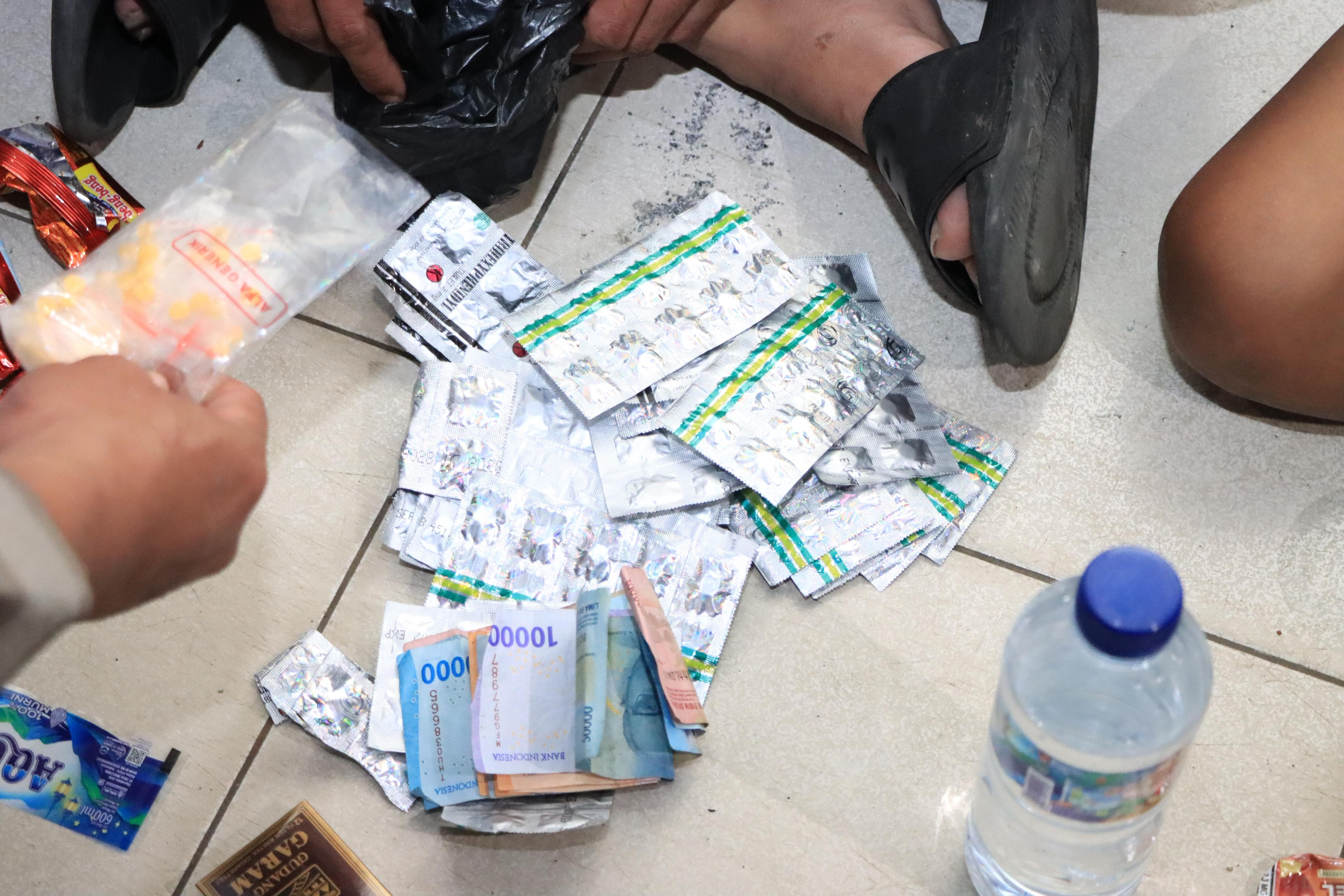 Polres Metro Bekasi Kota dan Tiga Pilar Gencarkan Patroli Cipkon, Pengedar Obat Terlarang Dibekuk Saat Razia Malam