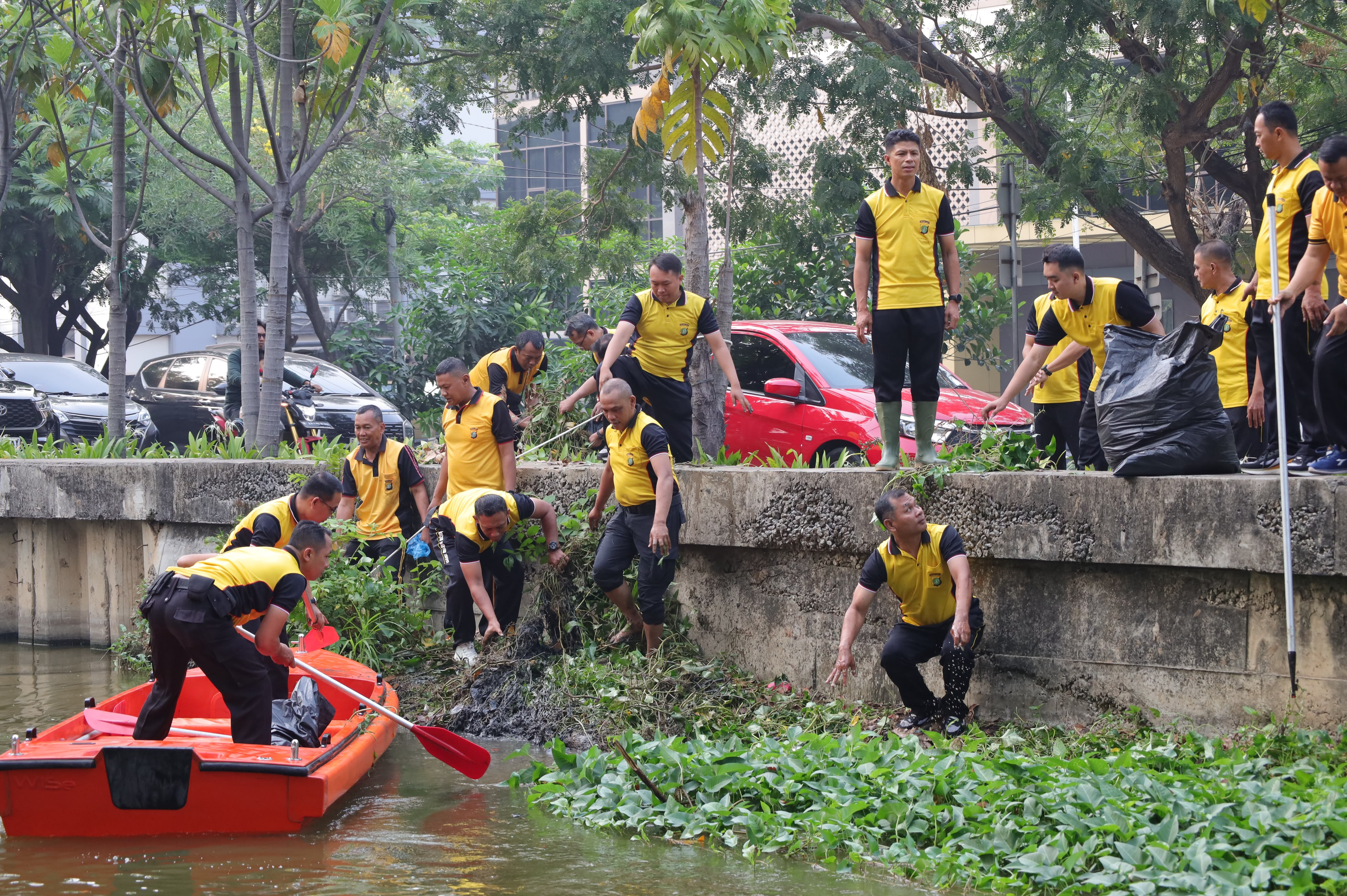 Aksi Green Policing, Polres Metro Bekasi Kota Bersihkan Eceng Gondok di Kali Baru untuk Antisipasi Banjir dan Ajak Warga Waspada DBD