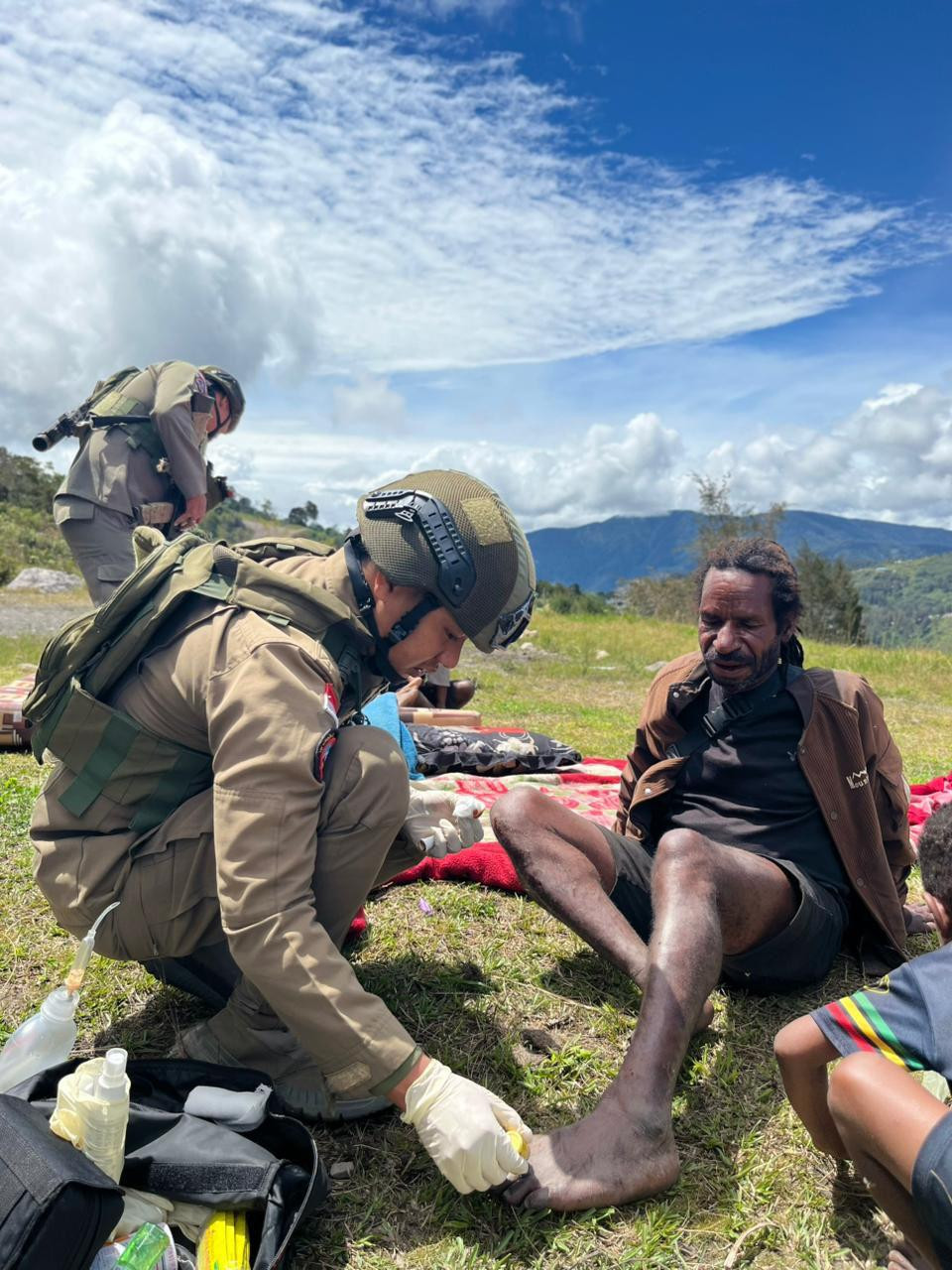 Satgas Damai Cartenz Gelar Patroli Humanis dan Pelayanan Kesehatan di Sinak