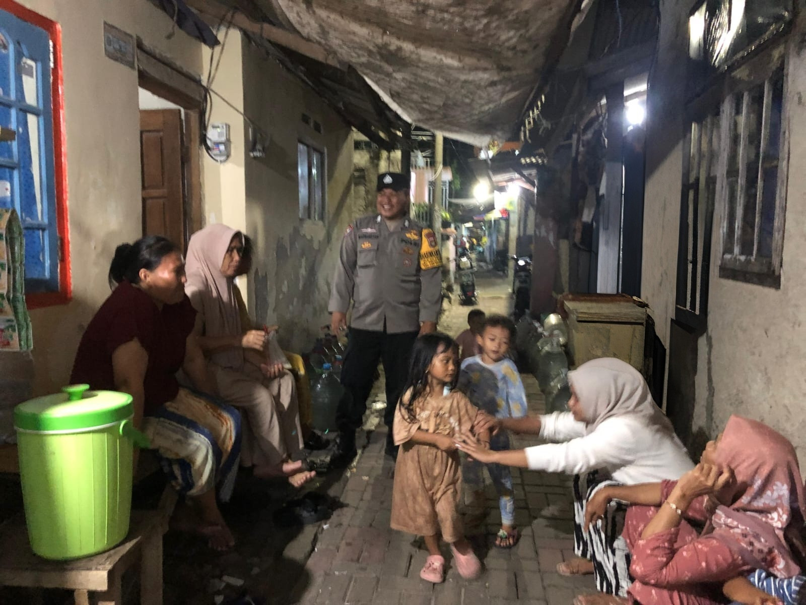 Bhabinkamtibmas Pulau Pramuka Sambangi Warga, Sosialisasikan Layanan 110 dan Perkuat Kamtibmas