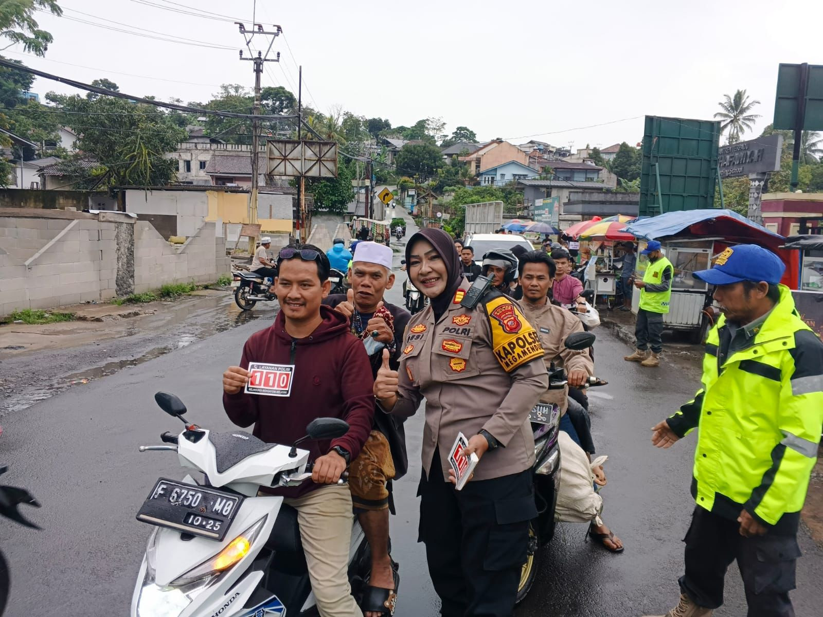 Polsek Megamendung Bagikan Takjil dan Sosialisasikan Call Center 110, Pererat Silaturahmi di Bulan Ramadhan