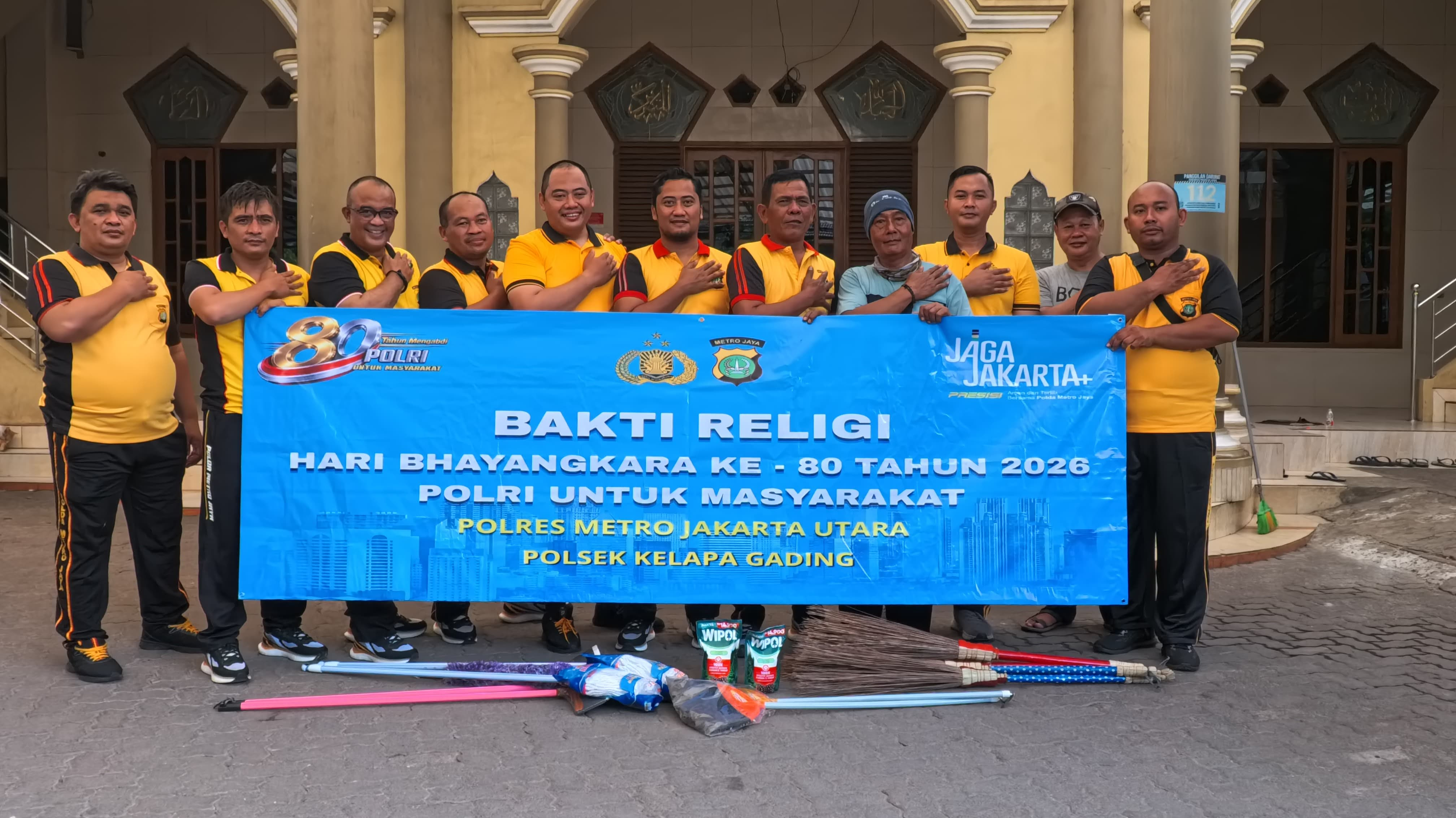Wujud Kepedulian Polri, Polsek Kelapa Gading Gelar Kerja Bakti dan Bakti Sosial di Tempat Ibadah
