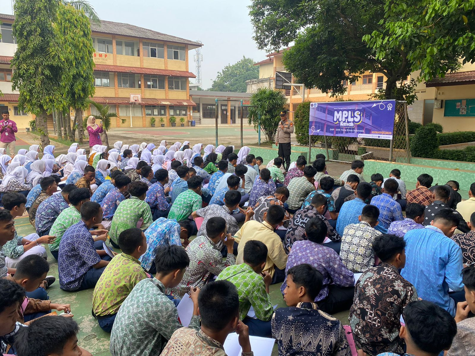 Panit Binmas dan Bhabinkamtibmas Bekasi Kota Hadiri Kegiatan MPLS di SMK Tinta Emas Indonesia