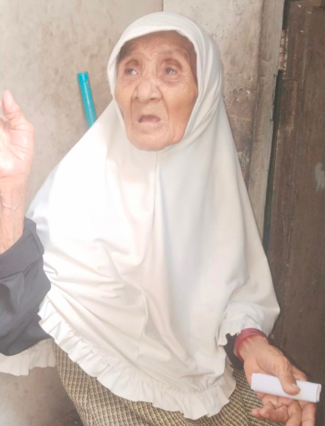 Walikota Jakut Berikan Sembako dan Uang Kepada Lansia