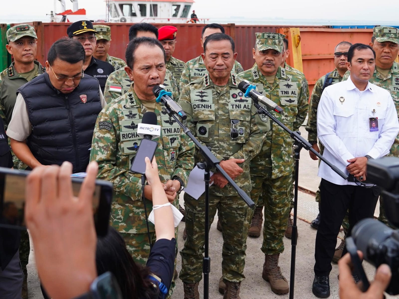 Kasum TNI Tinjau Pemeriksaan Kontainer Mineral Hasil Penindakan TNI AL di Batam