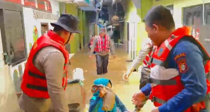 Polairud Polda Metro Jaya Evakuasi Warga Kebon Pala, Ketua RT: Apresiasi Tinggi dan Terima Kasih atas Kepedulian Polisi