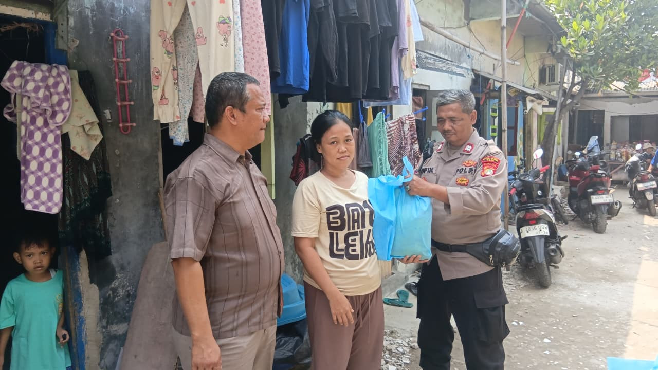 Kapolda Metro Jaya Salurkan 15 Paket Bantuan Sosial untuk Warga Slum Area Kampung Beting Koja