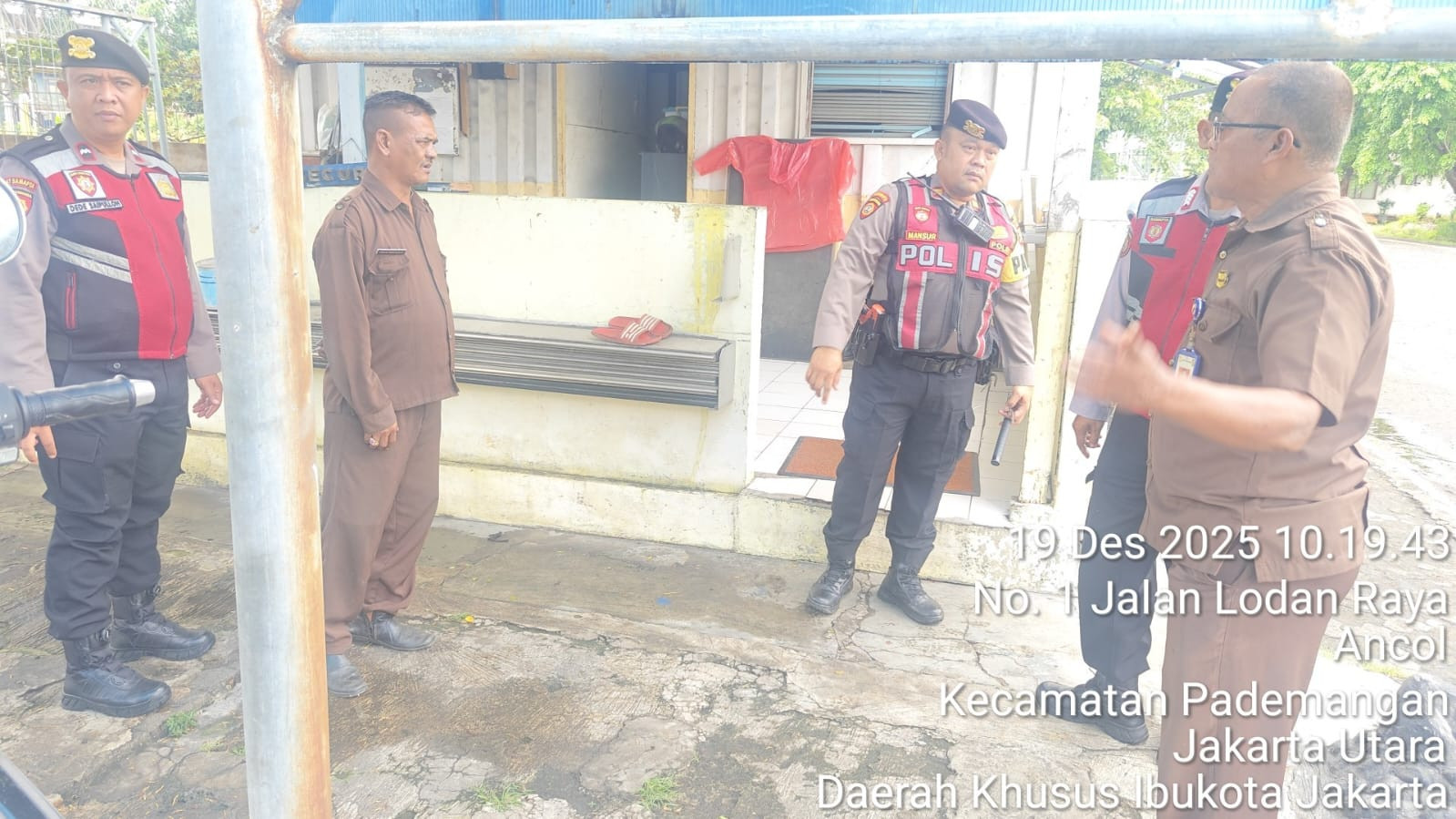 Polsek Pademangan Intensifkan Patroli Jalan Kaki di Lodan Timur, Dukung Program “Jaga Lingkungan”