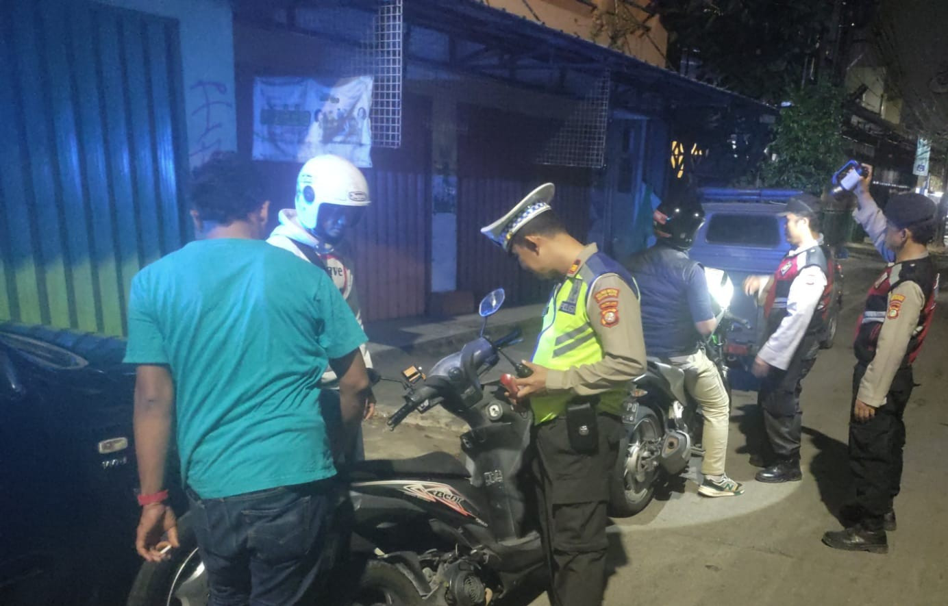 Polsek Bekasi Barat Intensifkan Razia dan Patroli Dini Hari, Antisipasi Kejahatan Jalanan dan Tawuran