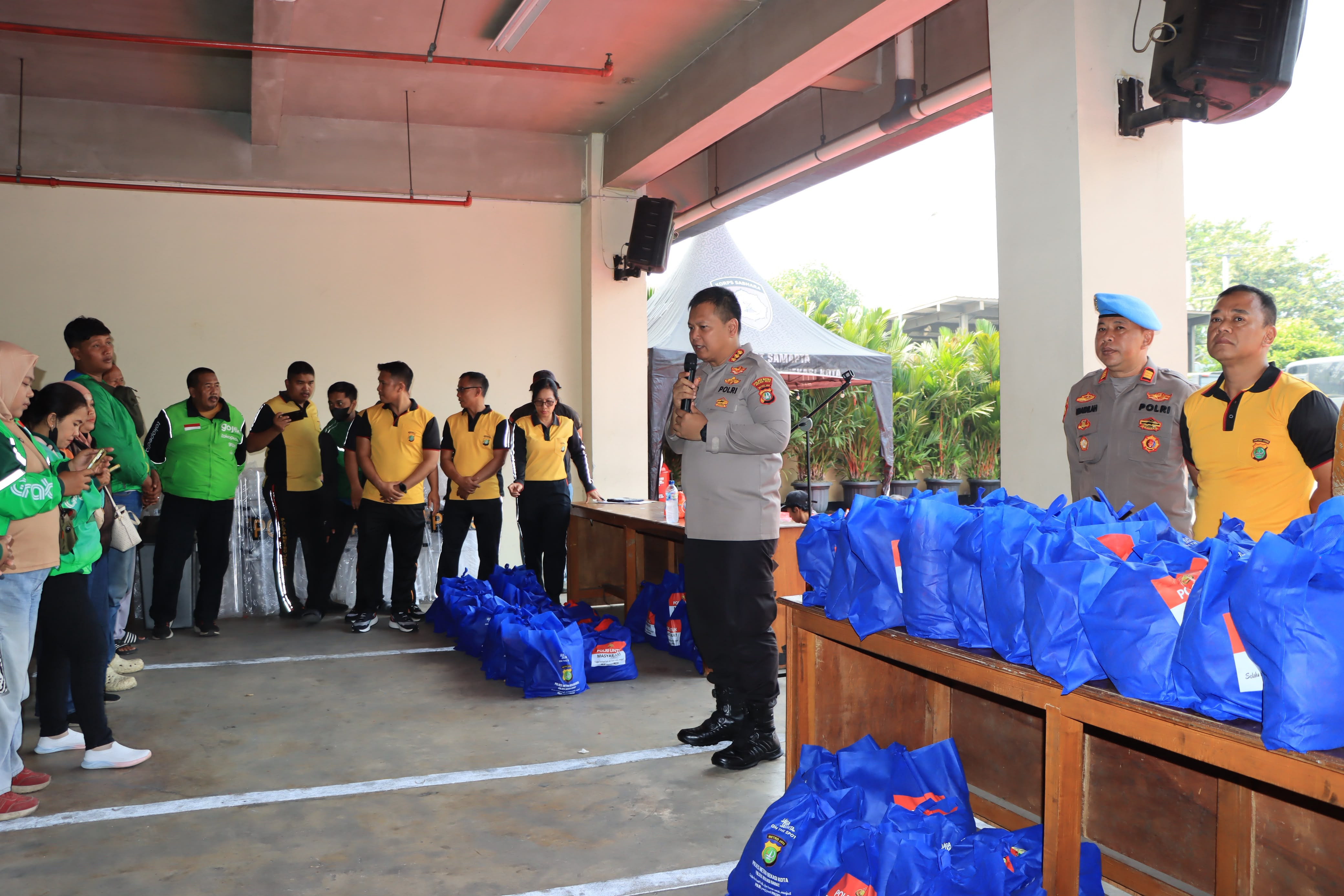 Rangkul Ojol Hingga Ormas, Polres Metro Bekasi Kota Salurkan Bansos Sembako Demi Jaga Ketahanan Pangan Warga