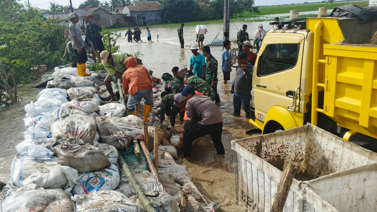 Tanggul Jebol di Muara Gembong, Brimob Bersama TNI dan Warga Bahu-Membahu Lakukan Penanganan