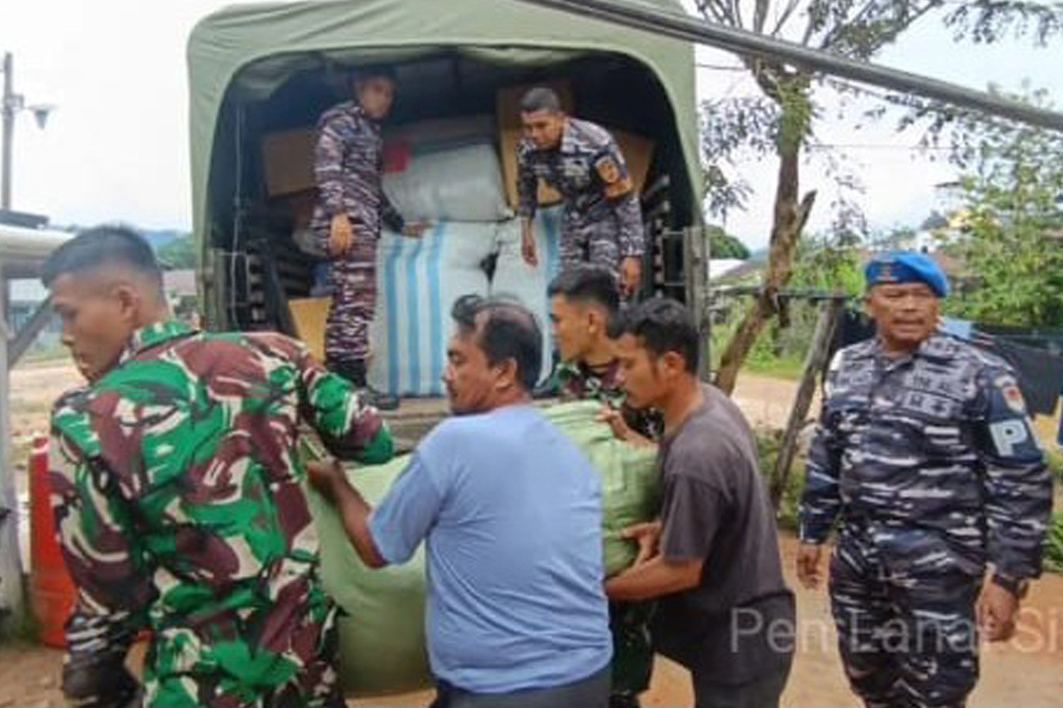 Lanal Sibolga Distribusikan Bantuan Untuk Korban Longsor dan Banjir di Sibolga-Tapanuli Tengah