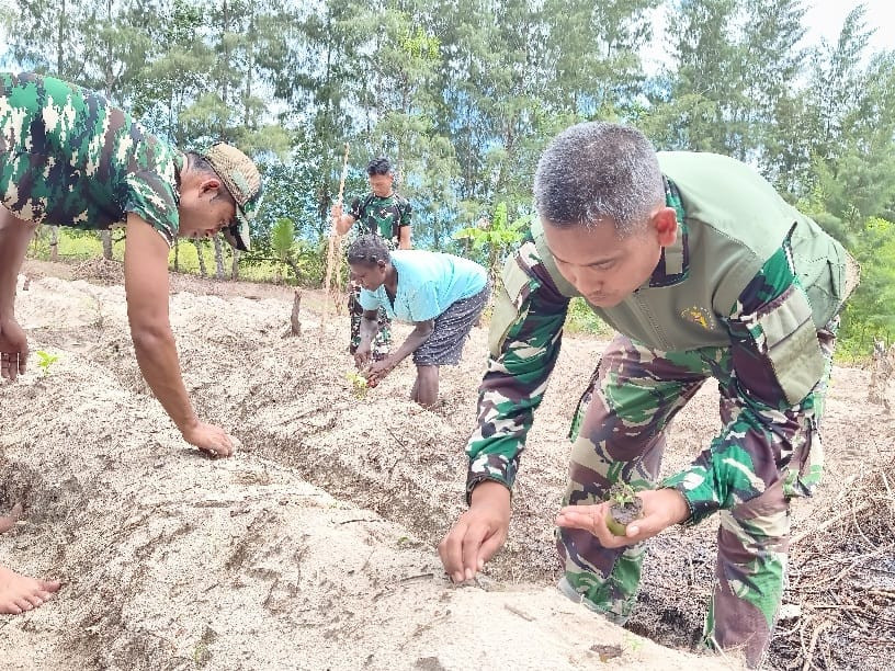 Manfaatkan Lahan Tidur, Satgas TMMD Ke-128 Kodim 1710/Mimika Tanam Jagung Bersama Warga