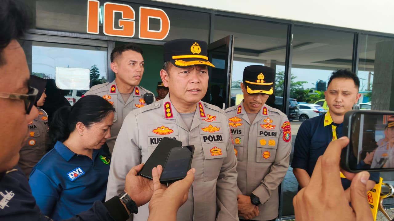 Kapolres Metro Bekasi Kota Jenguk 17 Korban Kebakaran Cimuning, Salurkan Tali Asih dan Dukungan Moril