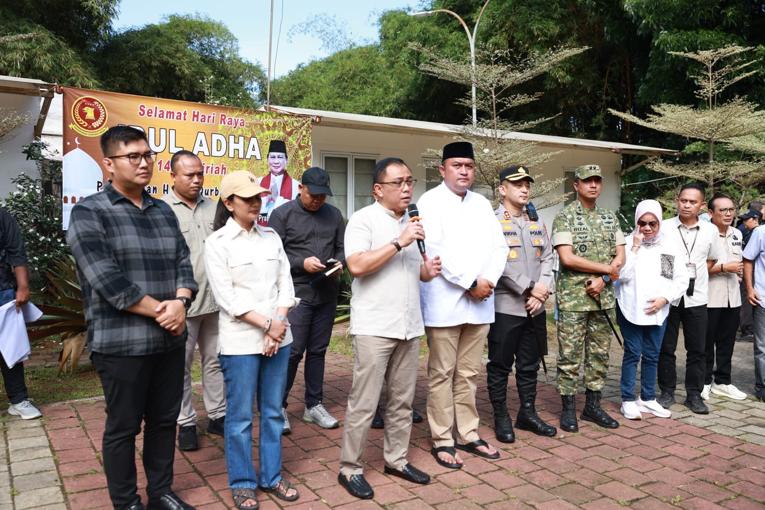 Prabowo Rutin Salurkan Hewan Kurban untuk Warga Sekitar Babakan Madang Hambalang