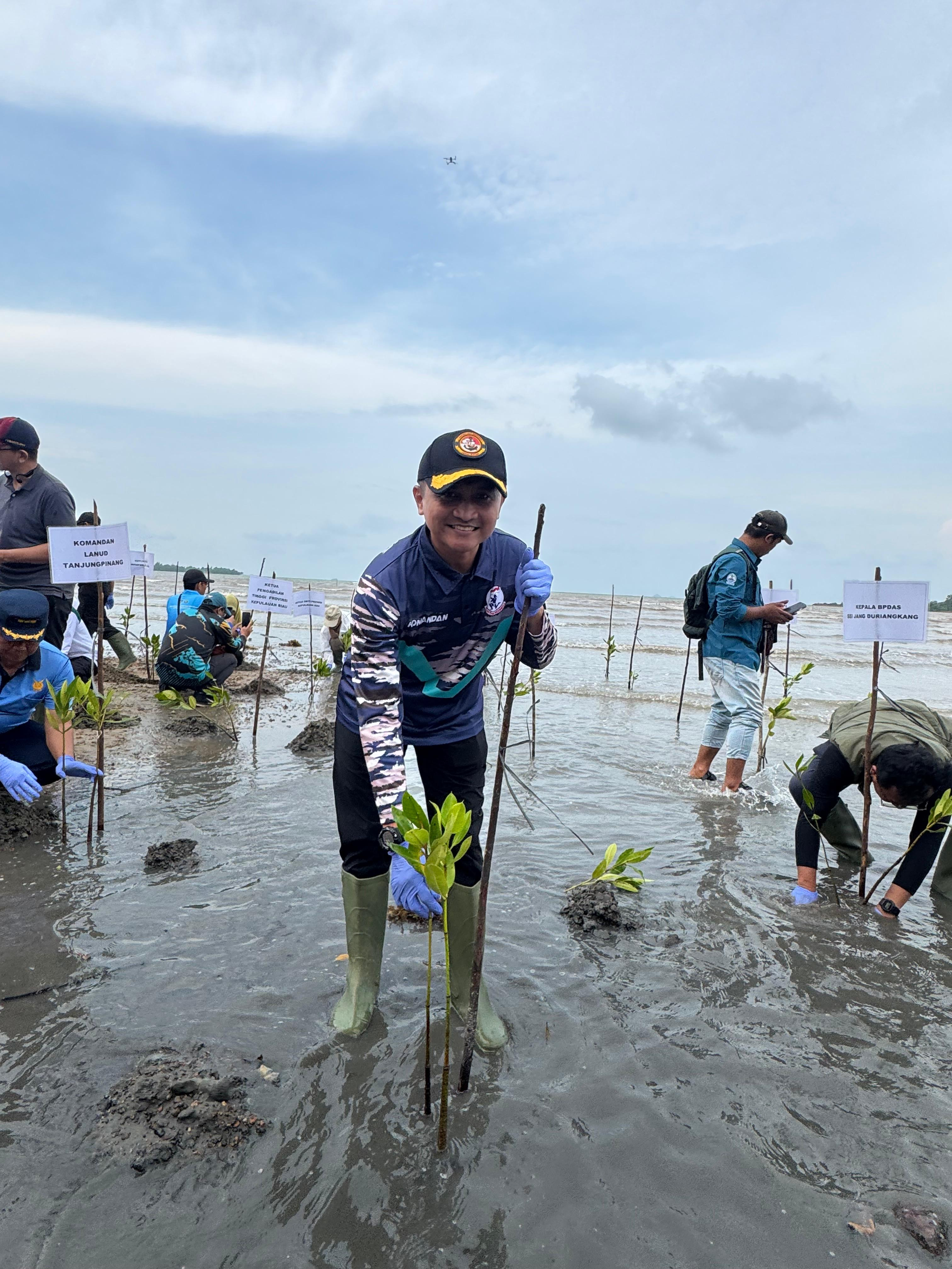 Danlanal Bintan Wakili Dankodaeral IV Hadiri Aksi Penanaman Mangrove Serentak Hari Mangrove Sedunia 2026