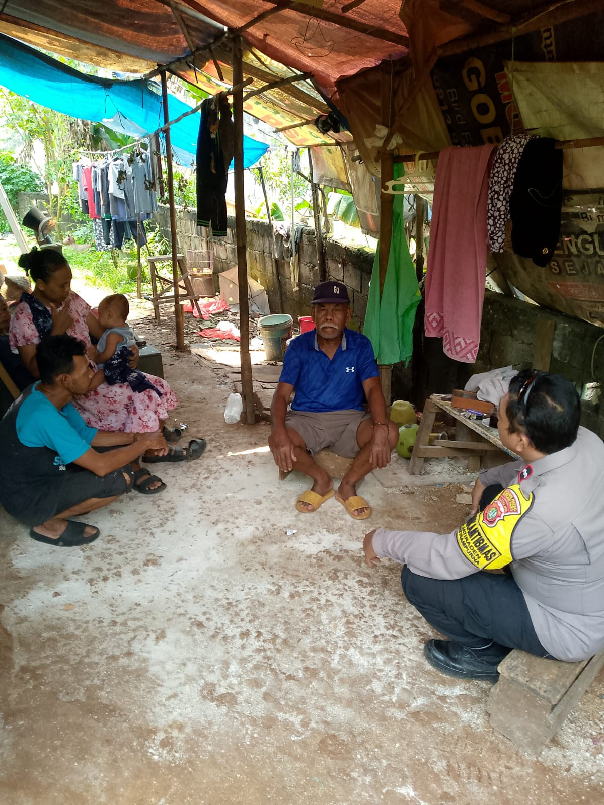 Door to Door Bhabinkamtibmas Jatiraden Ajak Warga Aktifkan Siskamling dan Sosialisasi Bahaya Judi Online dan Antisipasi Kebakaran